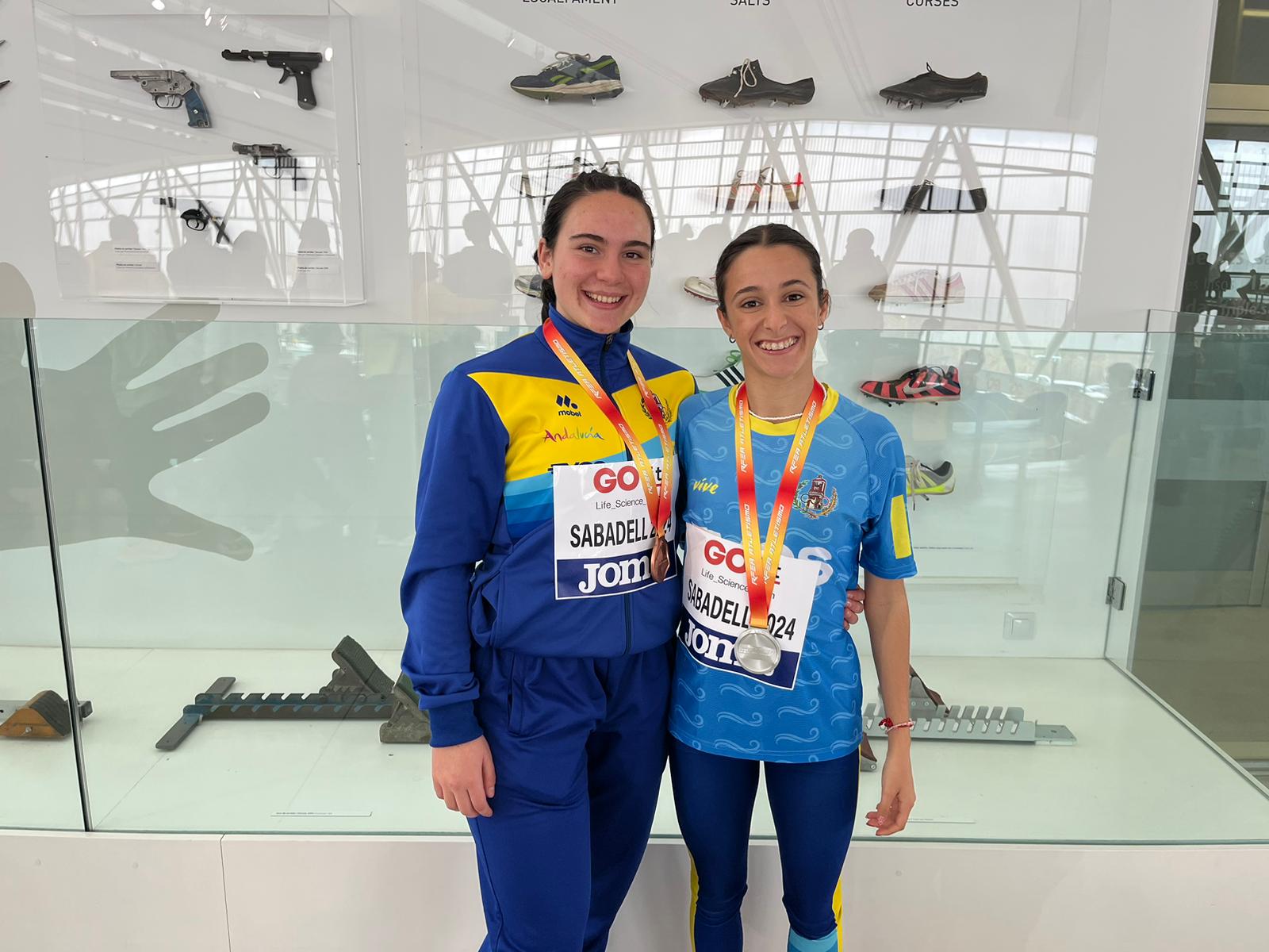 Marina Delgado y Elsa Parrilla, del Bahía, plata y bronce en el Nacional de Short Track