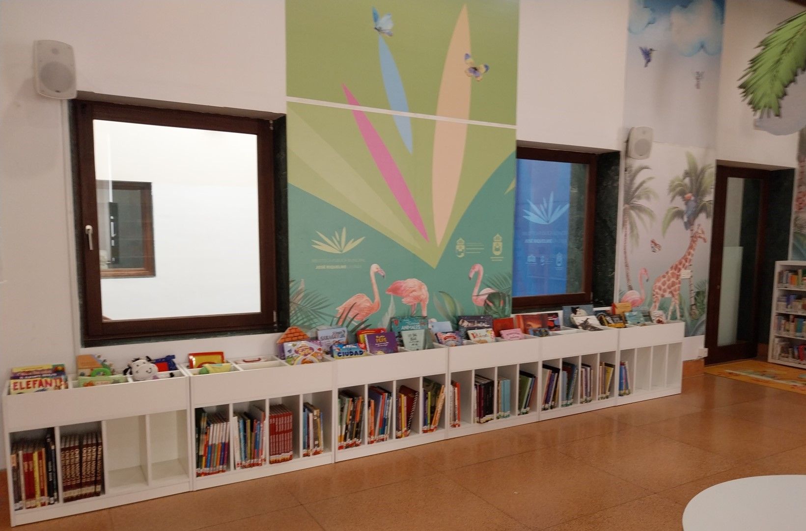 La biblioteca municipal de La Línea mejora su sala infantil con ampliación de la zona de bebés. 