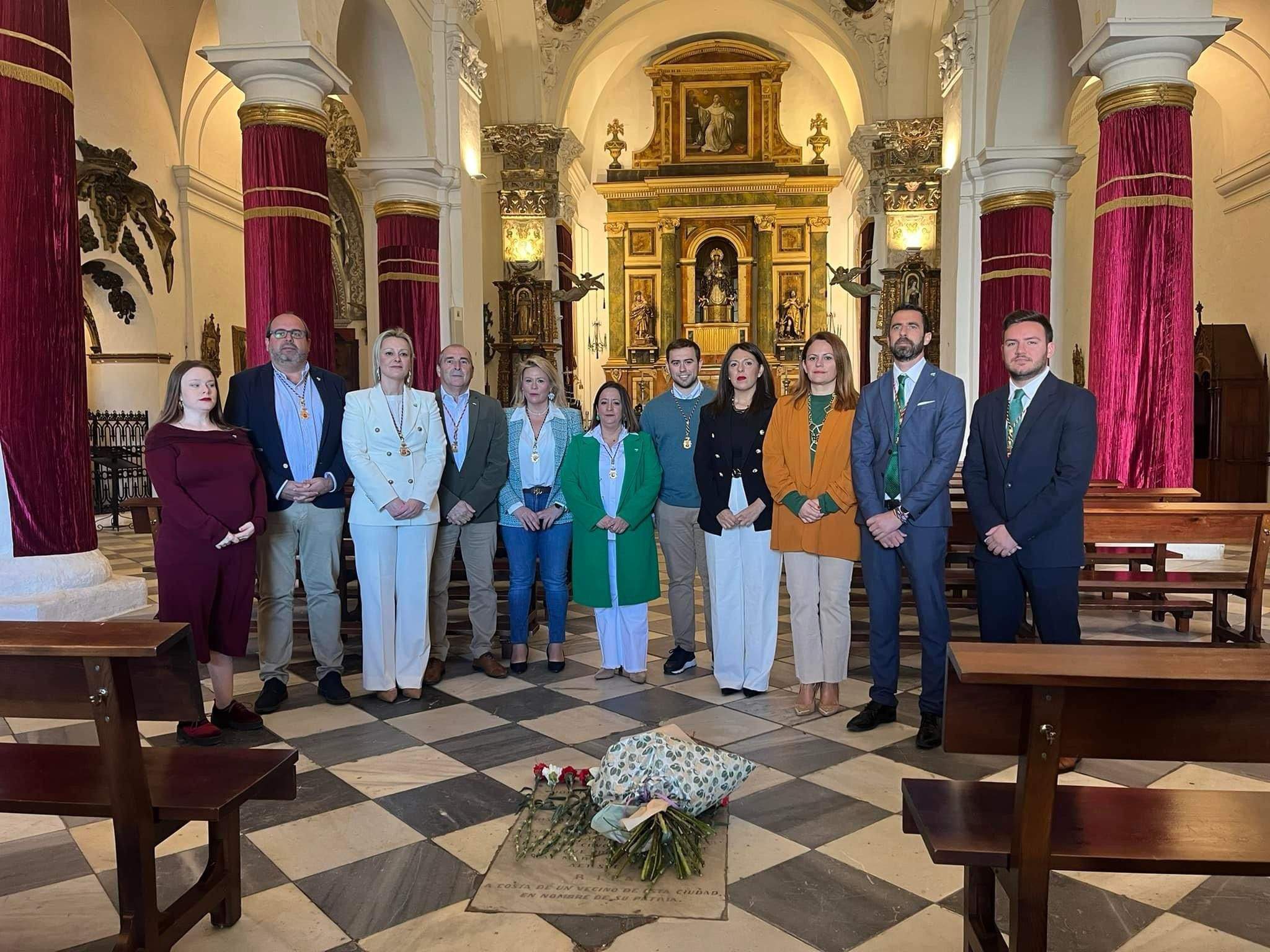 La tumba del escritor José Cadalso, en la iglesia de Santa María La Coronada, ha sido escenario del tradicional homenaje de la Corporación y del pueblo de San Roque en el 242 aniversario de su muerte
