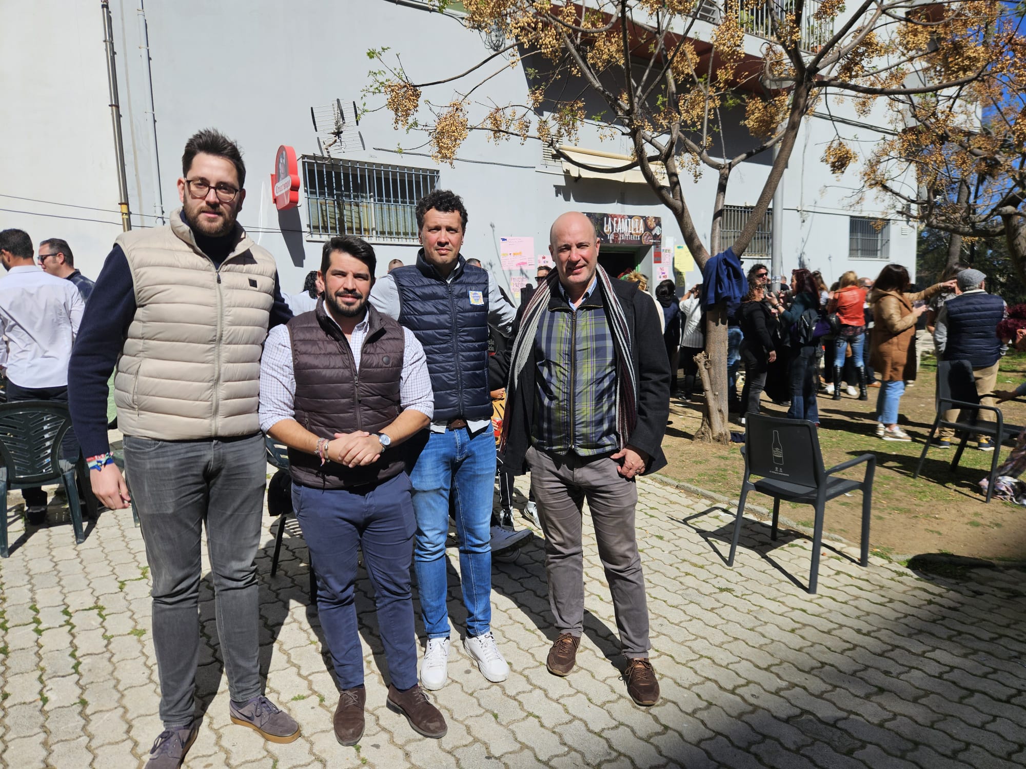 Los vecinos de San José Artesano celebran su mejillonada popular. 