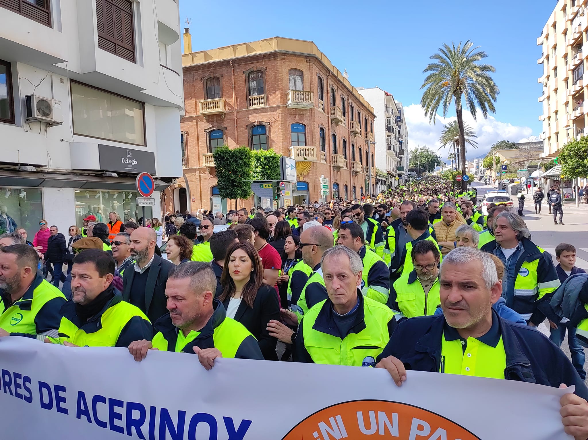 Una marea amarilla de miles de personas recorre Algeciras en el día 25 de huelga en Acerinox. Foto: Sandra Domínguez. 
