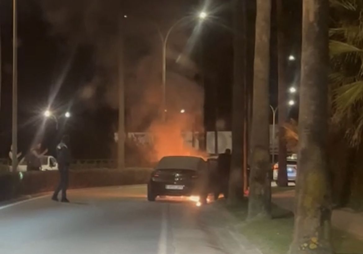 Arde un vehículo en la entrada del puerto de Sotogrande