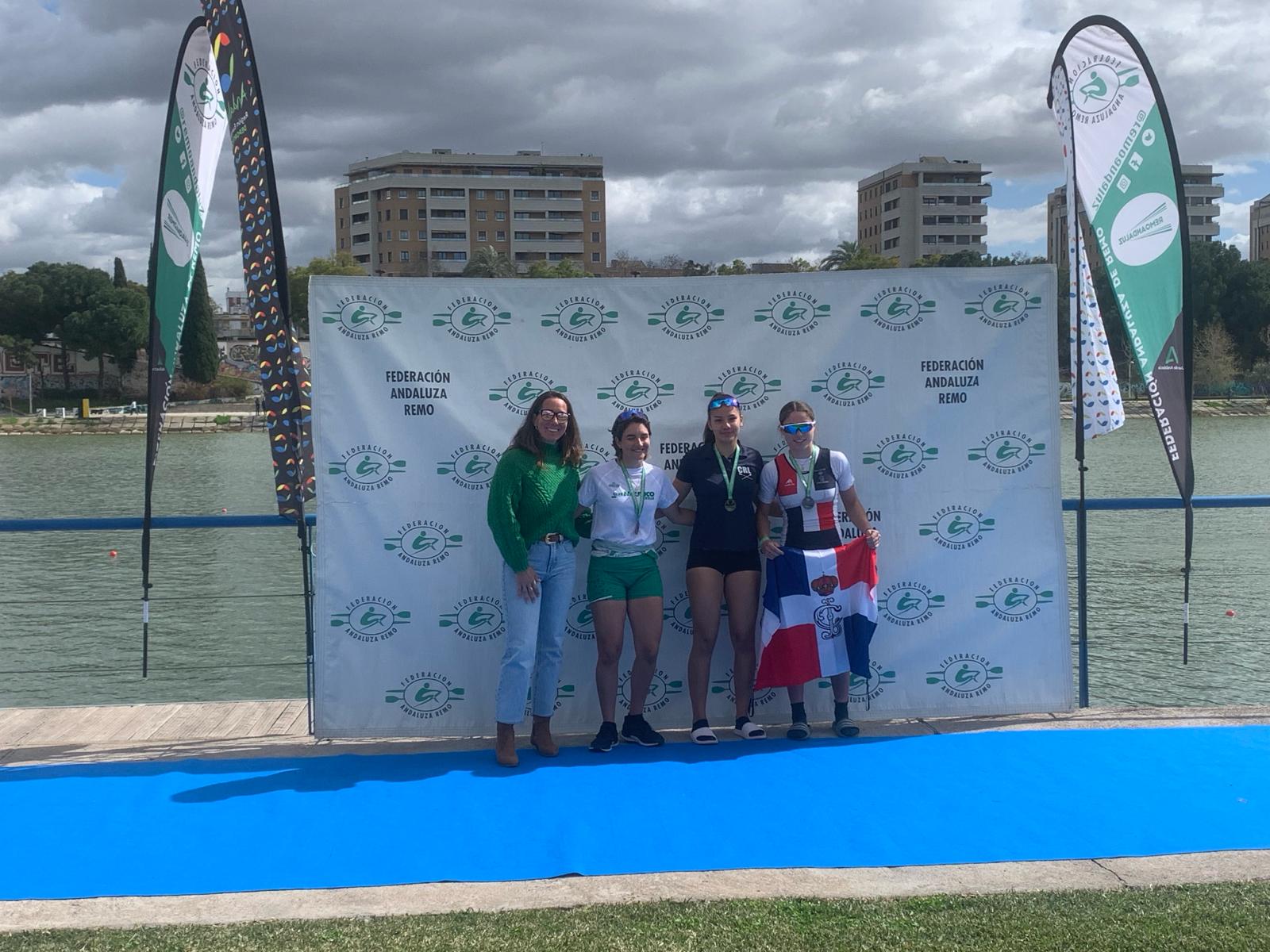 Un oro -en el centro de la imagen, Esther Fuerte- y un bronce para el Club de Remo Linense en el Andaluz de Barcos Cortos
