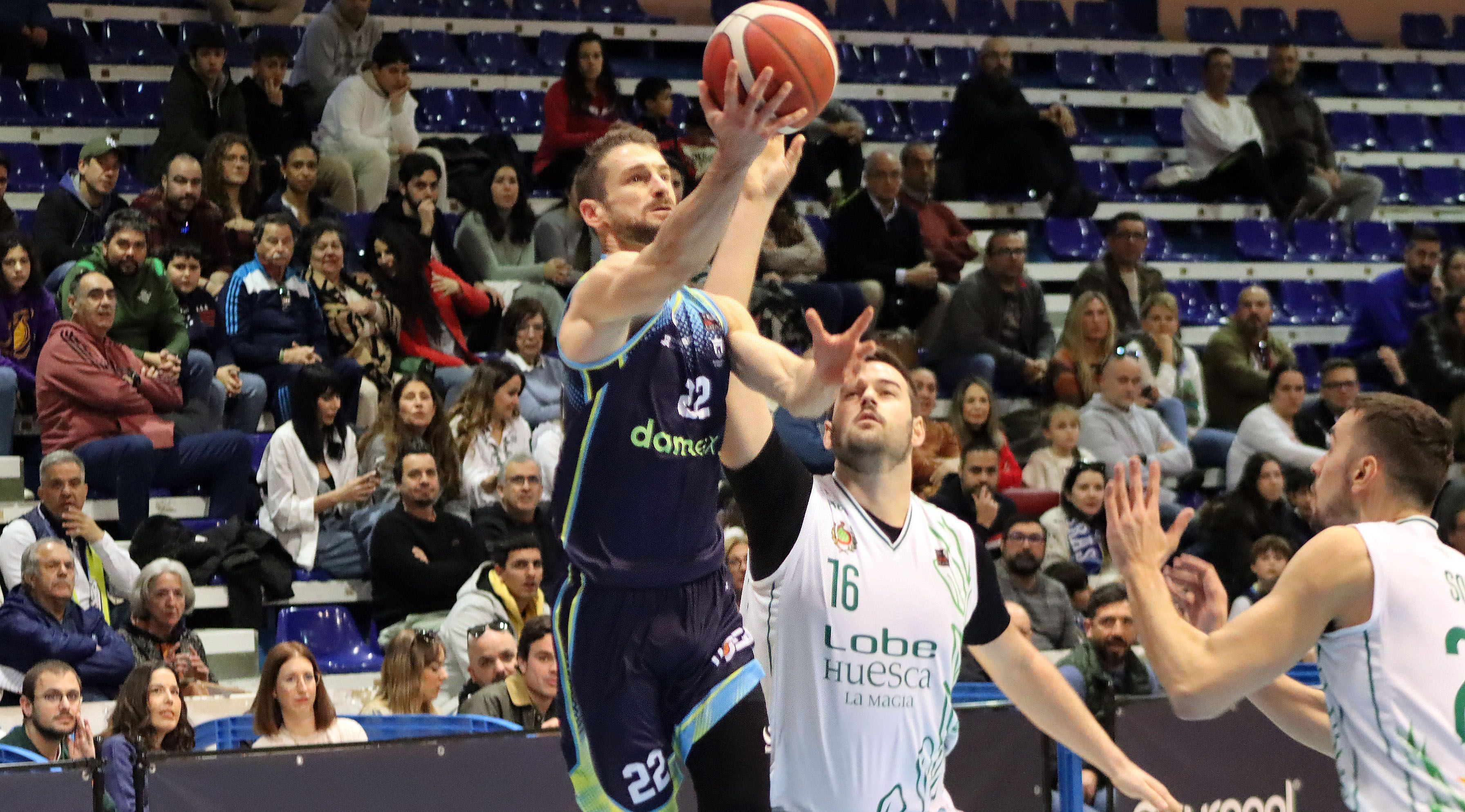 Berni García busca la canasta en el triunfo de UDEA ante el Lobe Huesca (78-66)/Foto. AXEL S.C.