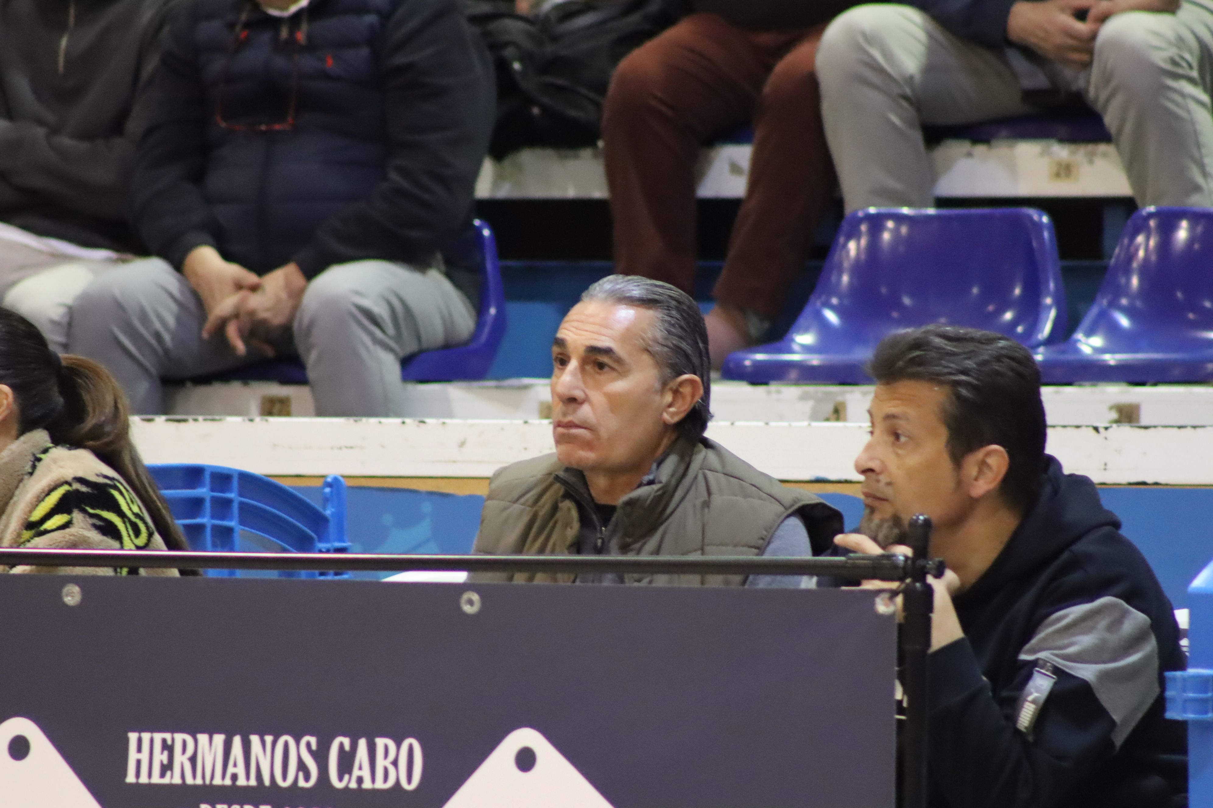 El seleccionador nacional, Sergio Scariolo, viendo el partido entre UDEA y Lobe Huesca/Foto: AXEL S.C.