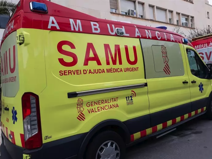 Archivo - Imagen de archivo de una ambulancia del SAMU en Alicante donde se ha ocasionado el incendio. EUROPA PRESS - Archivo. Fallecen tres personas y otras 15 resultan heridas en un incendio de vivienda en Villajoyosa