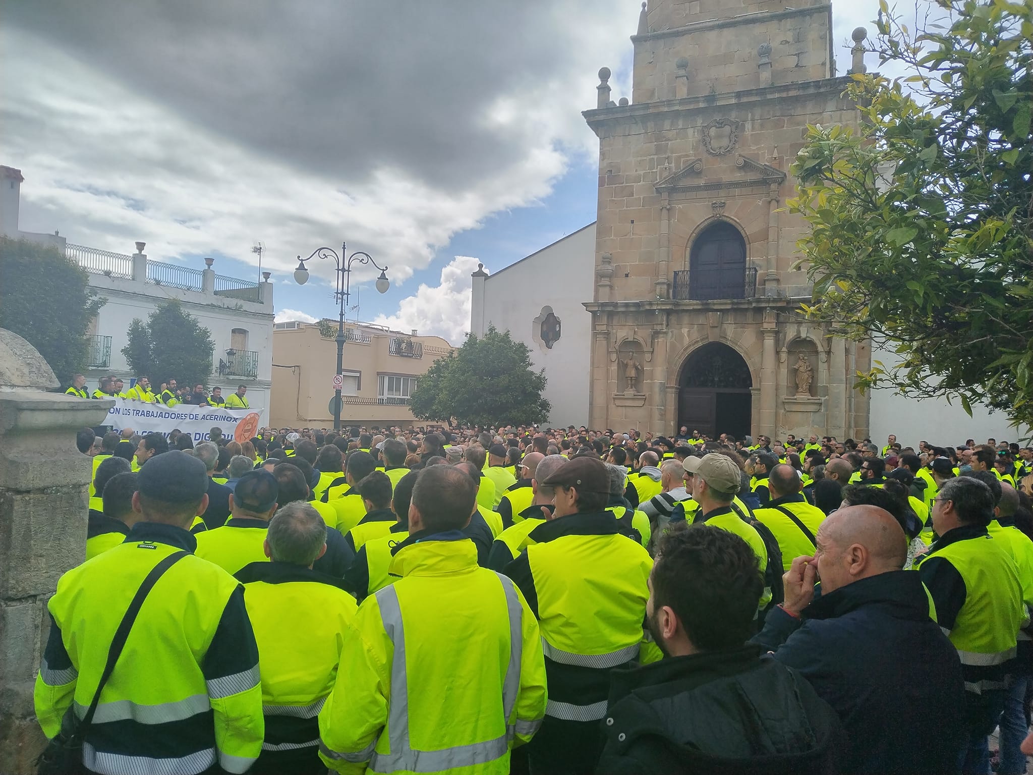 Trabajadores de Acerinox, durante la concentración.