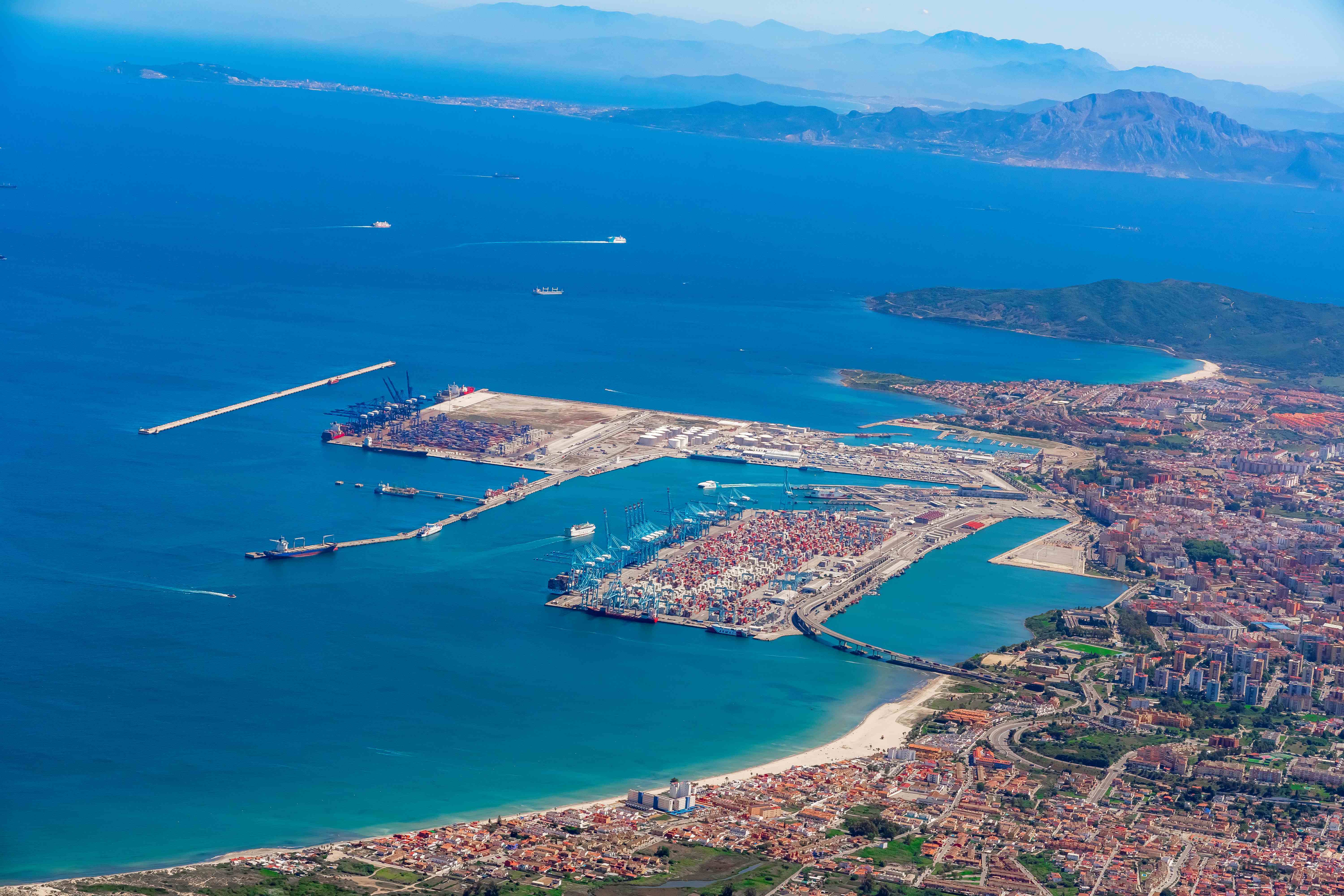 Vista aérea del Puerto de Algeciras y el Estrecho.