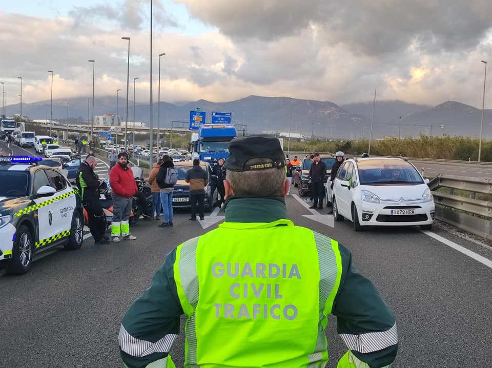 La Policía Local pide prudencia a los conductores por el corte de la autovía A-7.