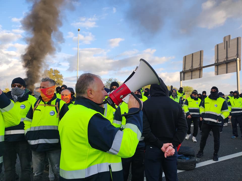 Un representante sindical de la plantilla de Acerinox, megáfono en mano, en el corte de autovía.