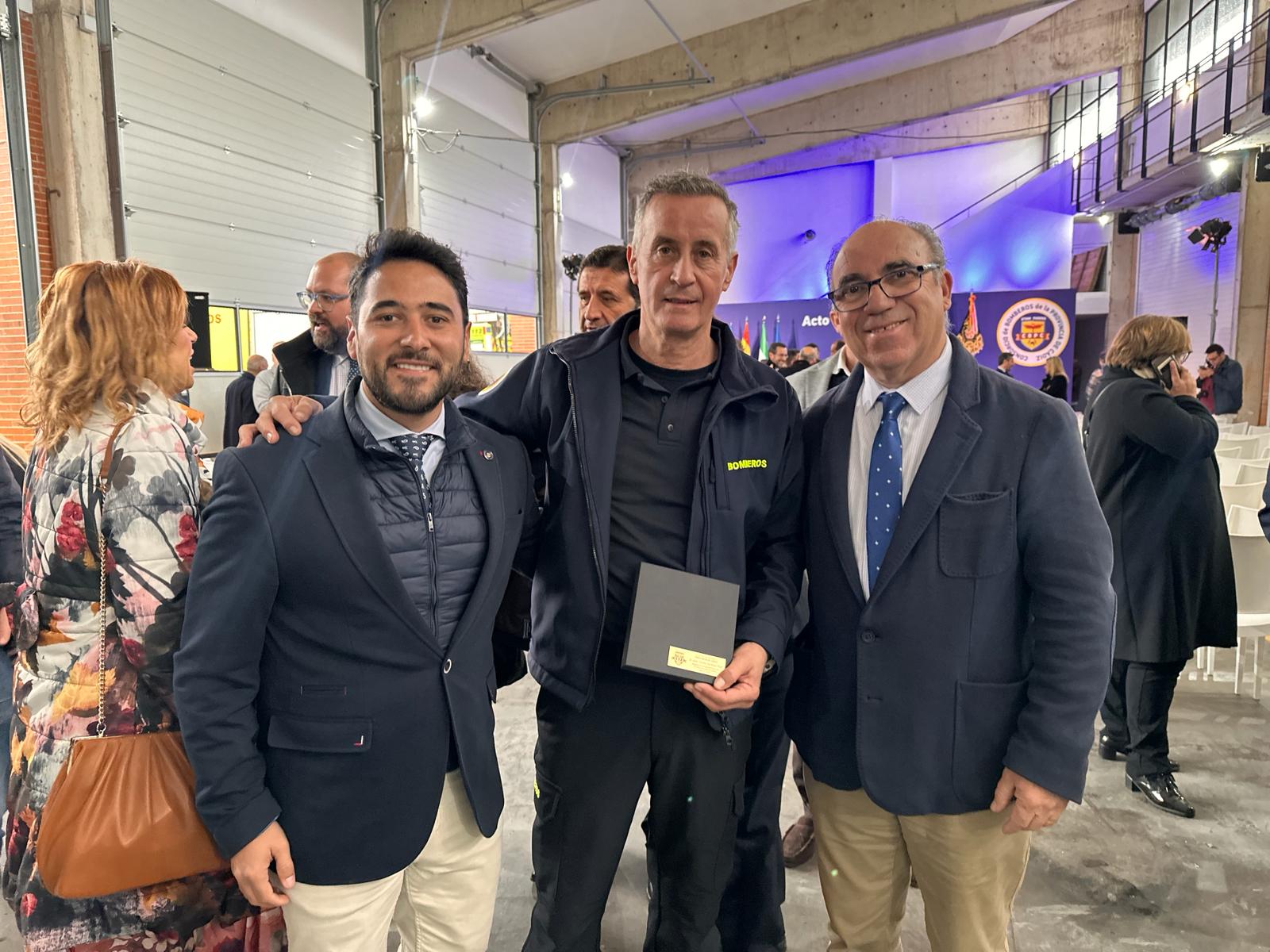 El Consorcio de Bomberos reconoce al barreño Carlos Carrasco por 20 años de servicio.