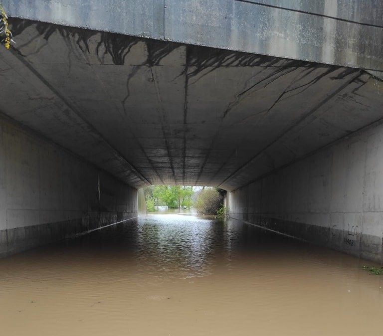 Acceos al Jaramillo frente a la venta el Frenazo. La borrasca 'Mónica' deja más de 10 hectómetros cúbicos de agua en los pantanos de la comarca.