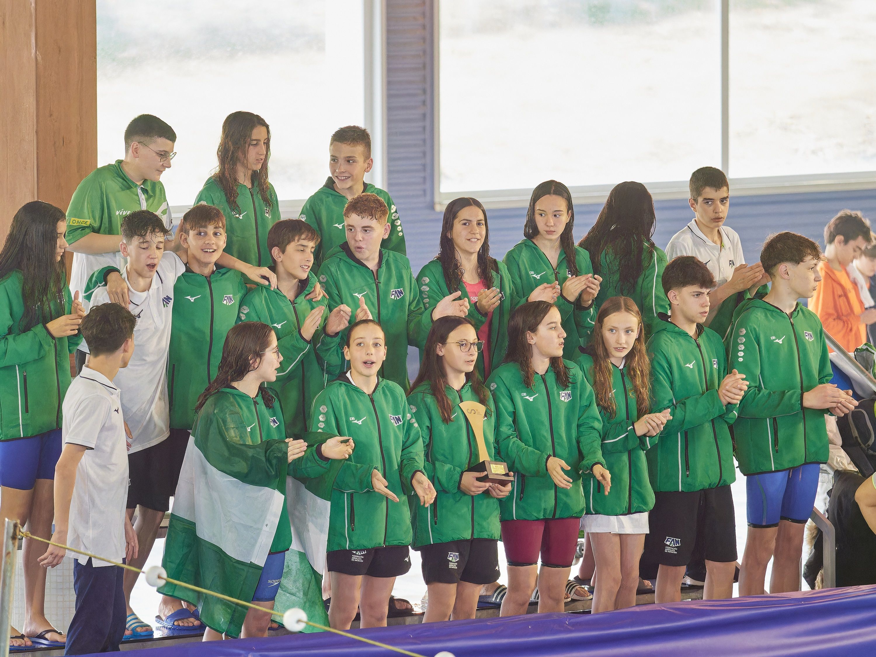 Clara Escobar (CN Los Barrios) -con el trofeo- y Víctor Rodríguez (CDNC Algeciras) -de blanco, a la derecha-, campeones de España con Andalucía en Los Barrios