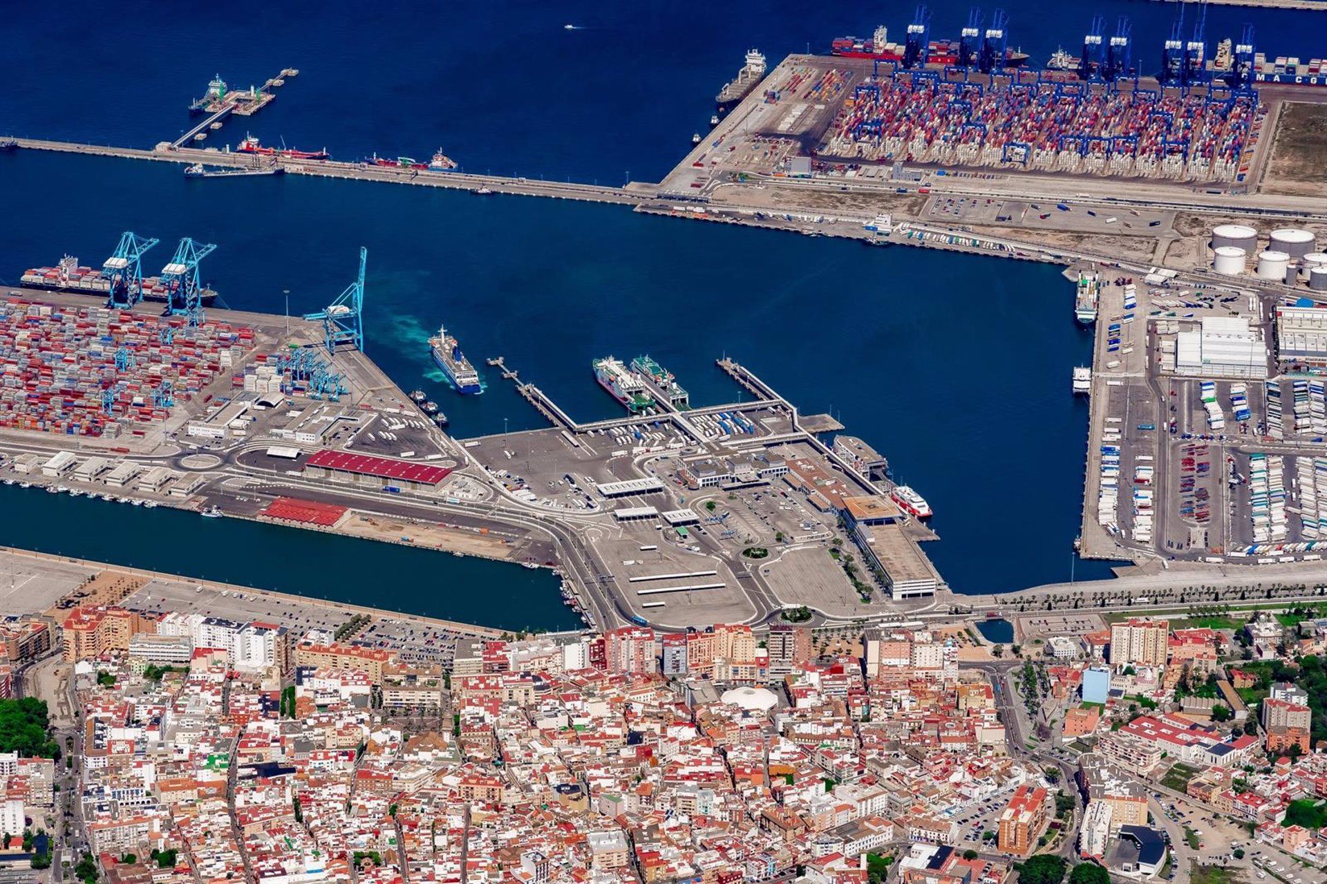 El Puerto de Algeciras calculará desde este año su huella hídrica. Foto: Vista aérea del puerto de Algeciras. - MINISTERIO DE TRANSPORTES - Archivo.