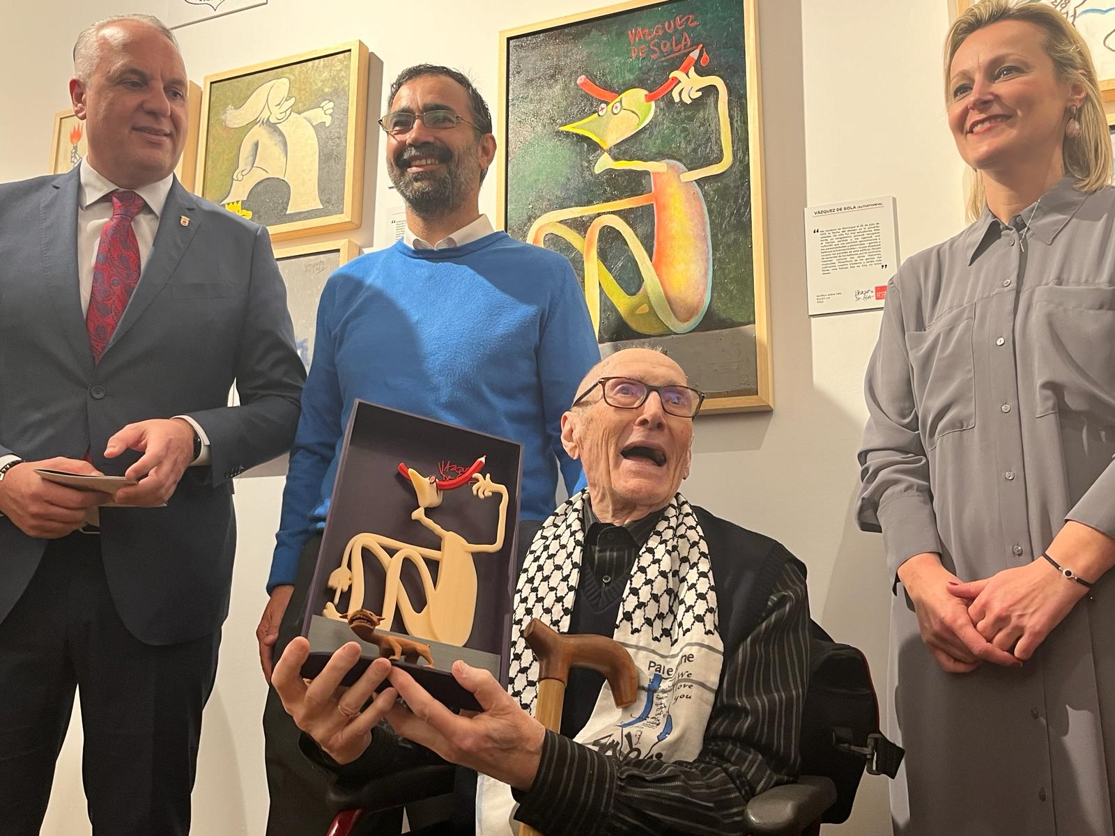 El (in)genio de Vázquez de Sola permanece en San Roque. Foto: Andrés Vázquez de Sola, con su autorretrato a la espalda y una reproducción del mismo en sus manos/F. Mena.