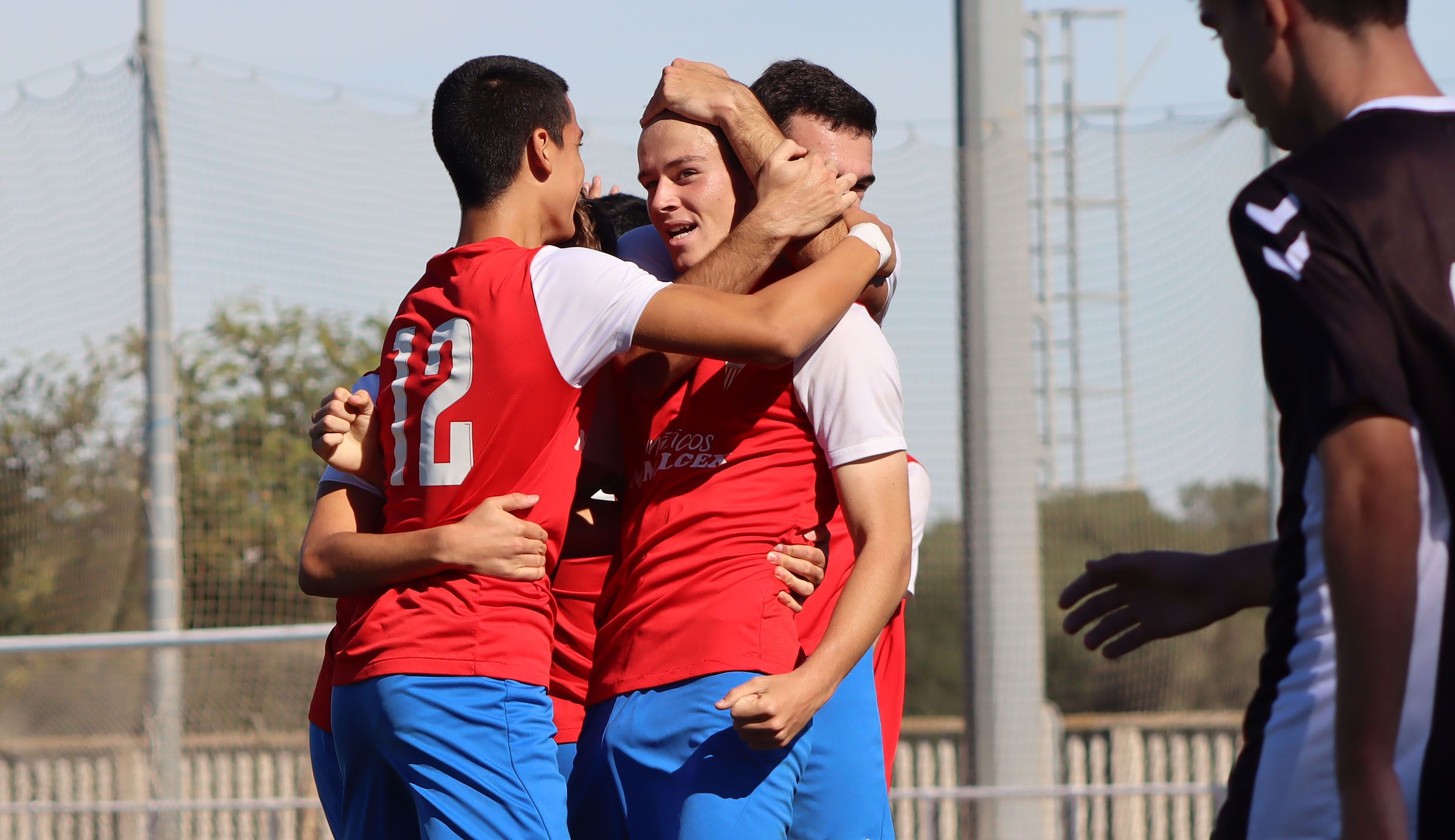 El jugador del juvenil del Algeciras CF, Tyler Carrington, celebra con sus compañeros su gol al Calavera