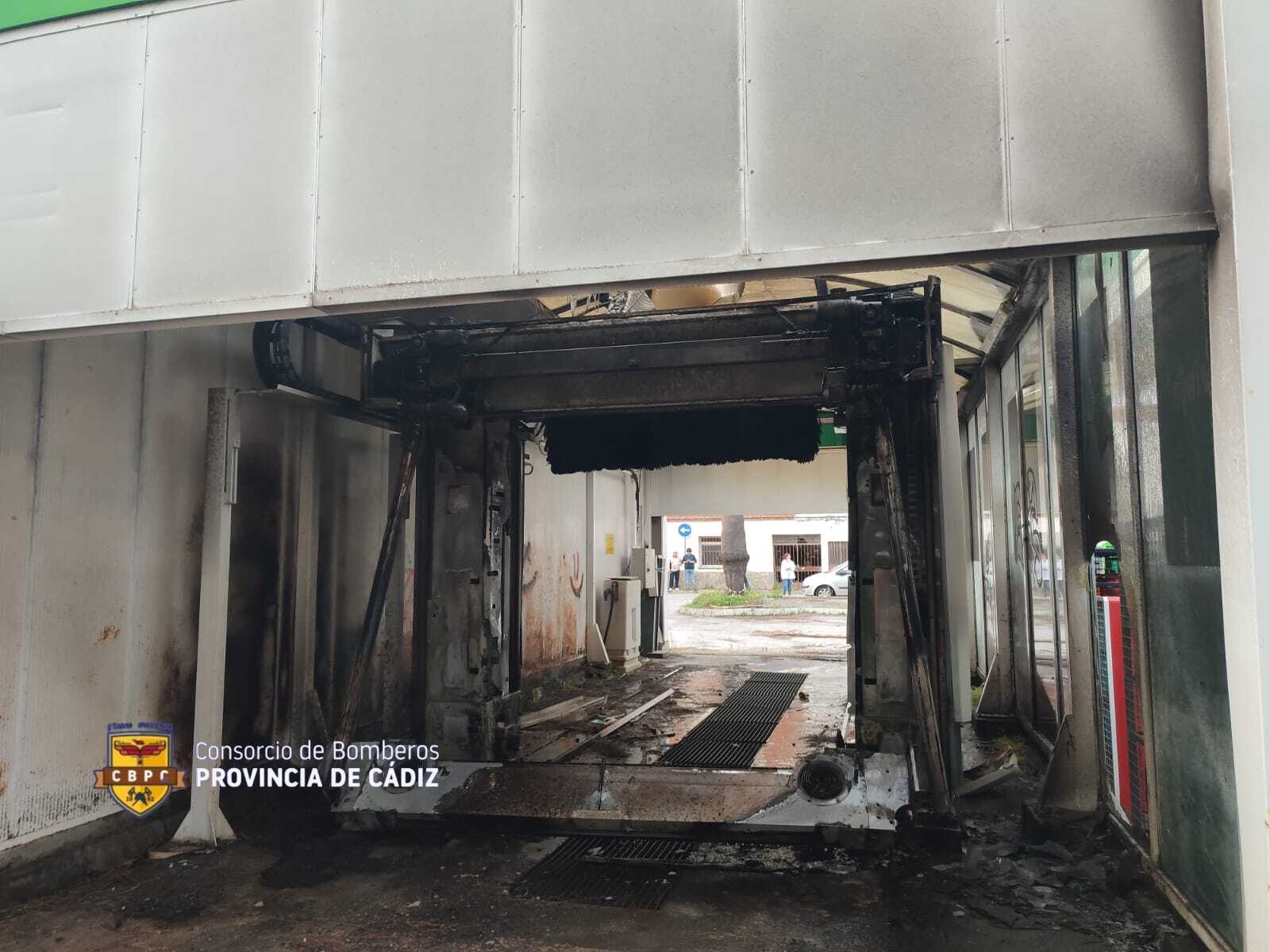 Bomberos sofoca un incendio en un túnel de lavado en una gasolinera de Algeciras