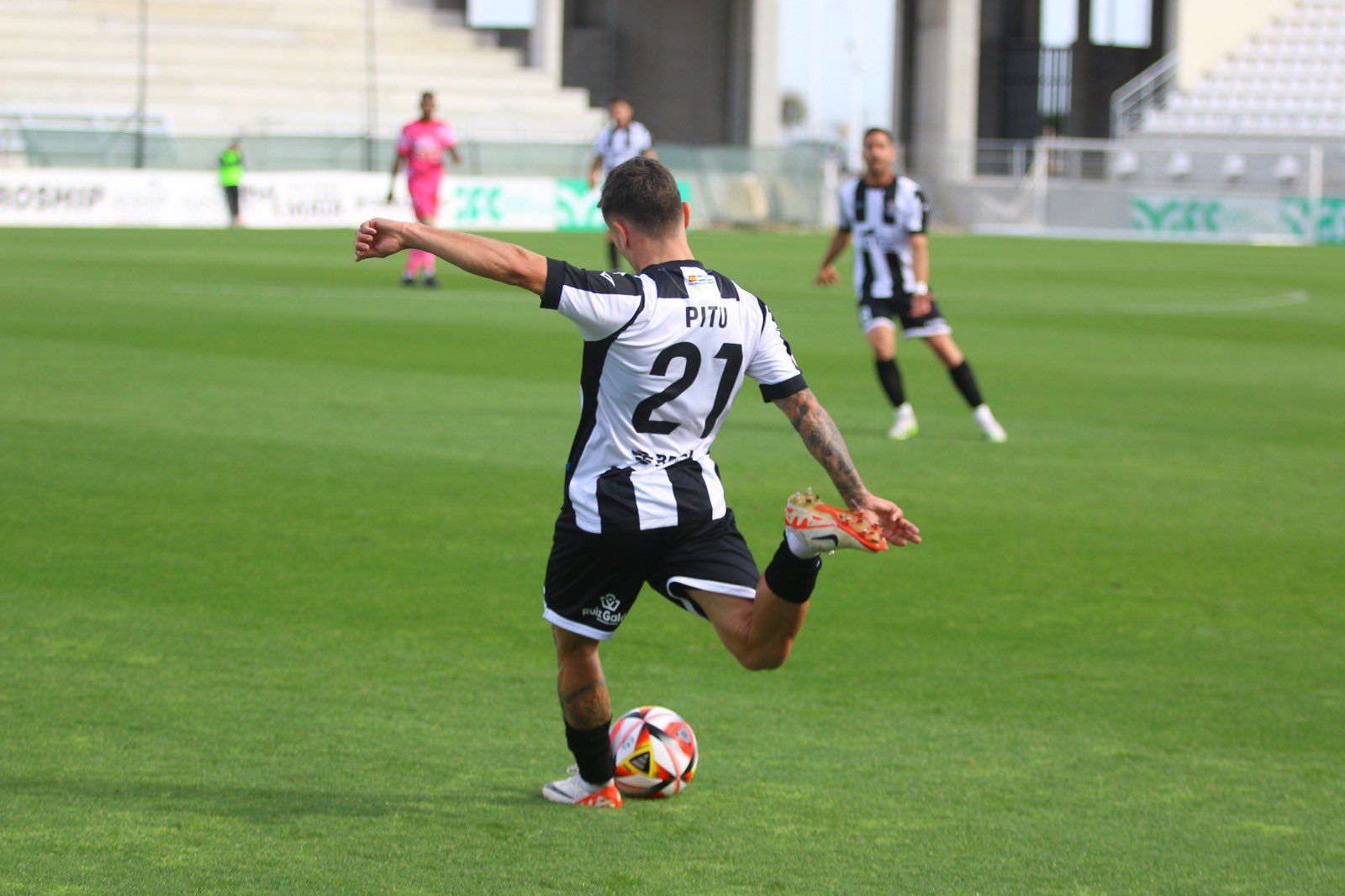 La RB Linense logra un 1-1 como mal menor... aunque para el árbitro ¡no ha habido goles!/Foto: @rbl1912