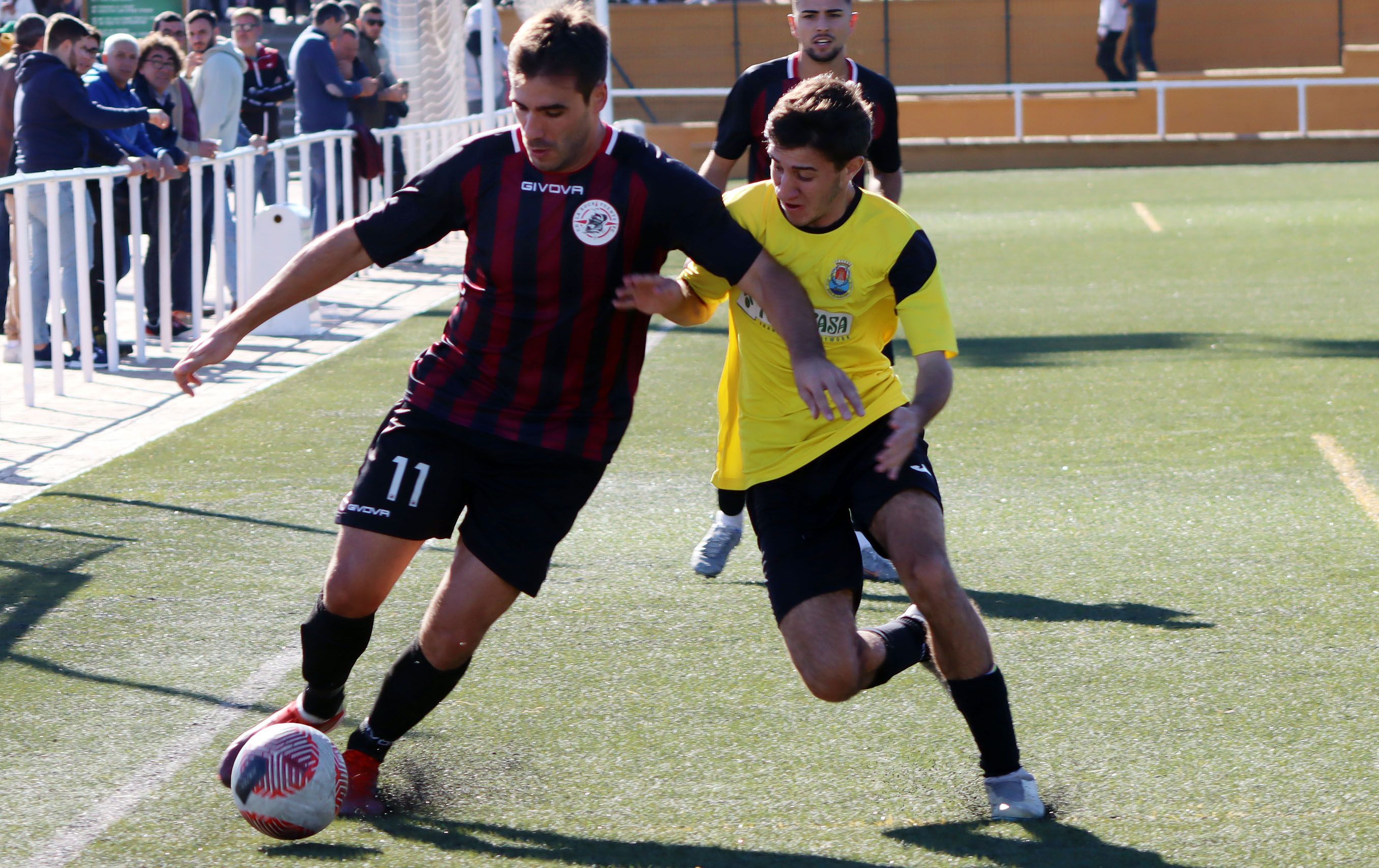 Fernando, del CD La Rock, pugna por el balón con Javi Lizana, del Bahía/Foto: AXEL S.C.