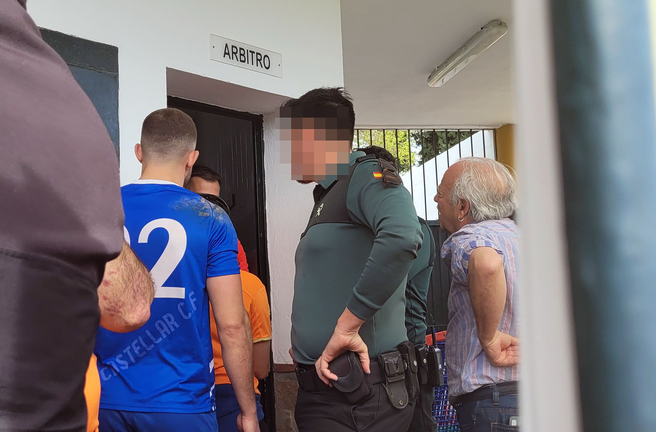 Momento en el que uno de los colegiados, en presencia de la Guardia Civil, anuncia a los equipos la suspensión definitiva del encuentro entre UD Castellar y UD Tesorillo/Foto: AXEL S.C.