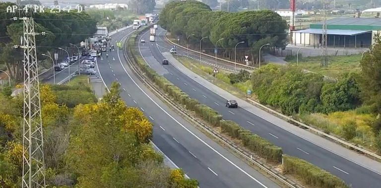 Un camión procedente de Algeciras se salta un control de tráfico y mata a seis personas, dos de ellas guardias civiles/Foto: @DGT