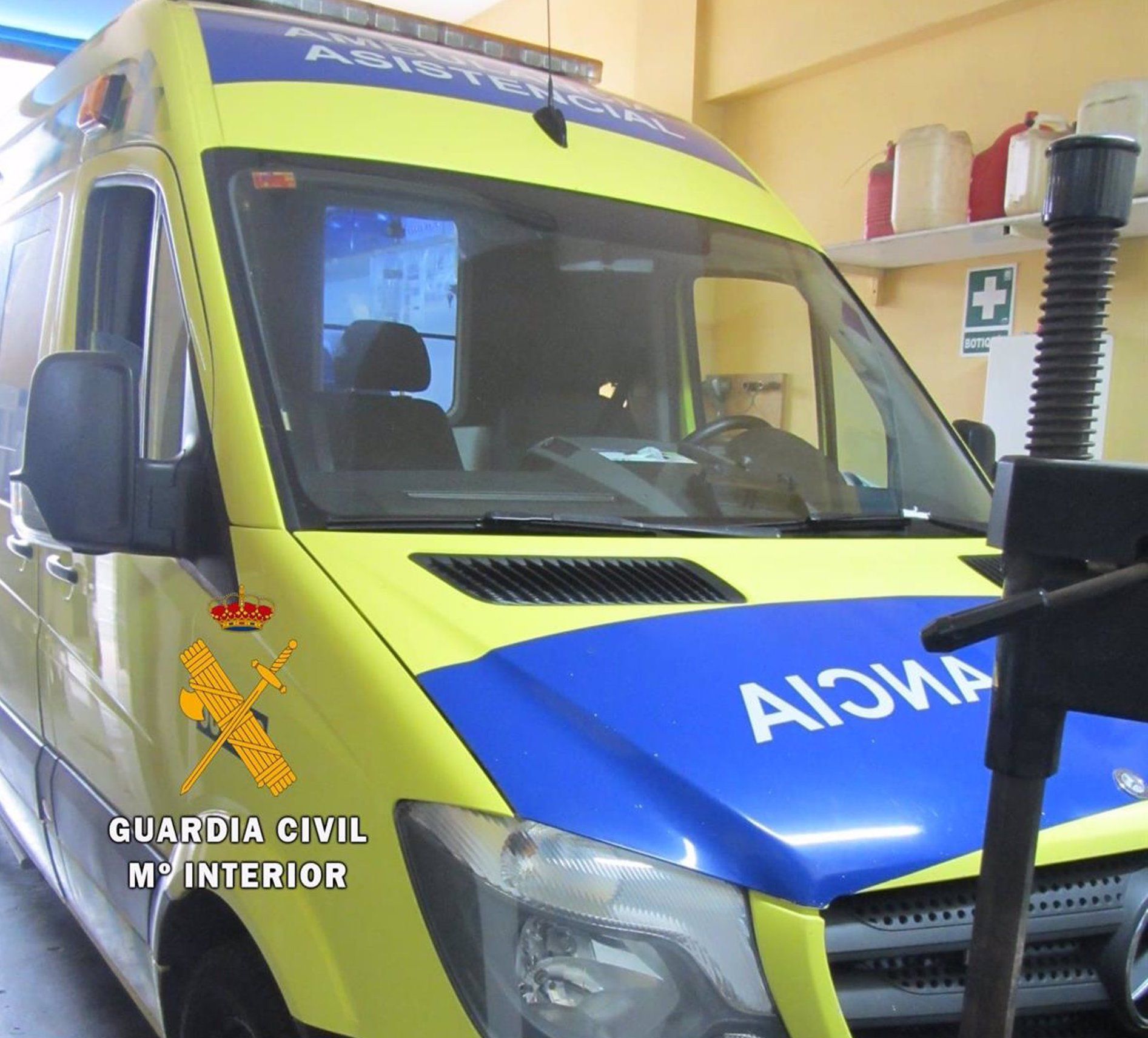 Interceptan 91 kilos de hachís ocultos en una ambulancia que iba a embarcar desde Ceuta hacia Algeciras. Ambulancia interceptada en Ceuta con hachís - GUARDIA CIVIL.