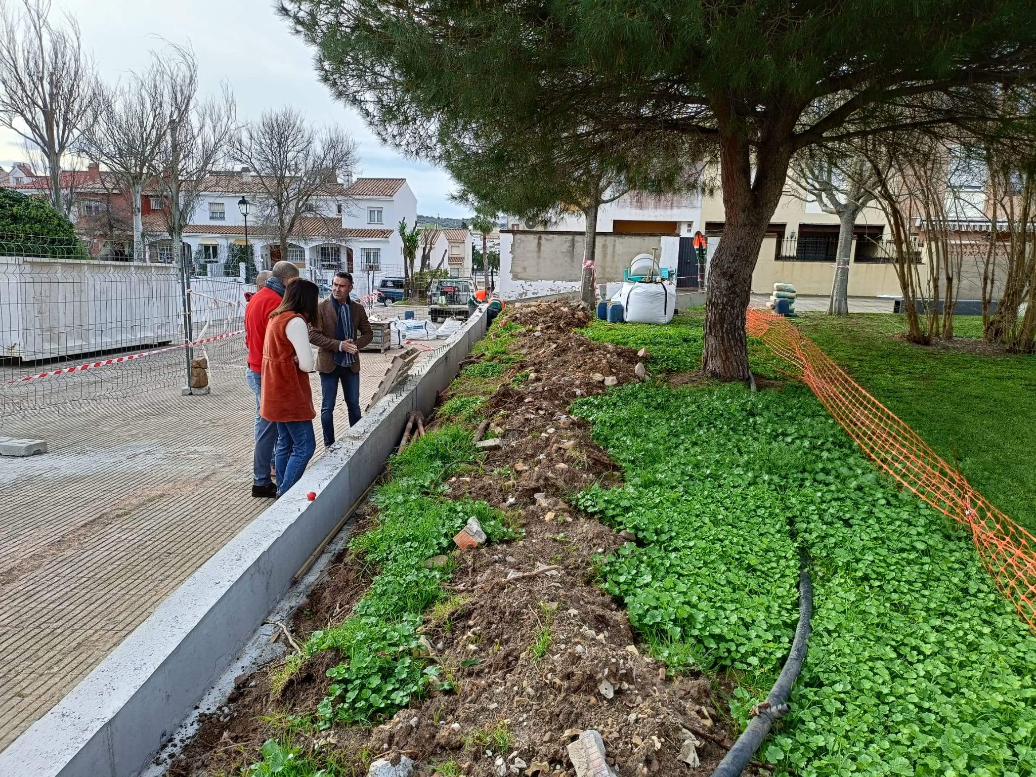 Obras de reconstrucción del muro de los jardines del parque público del Lazareto.