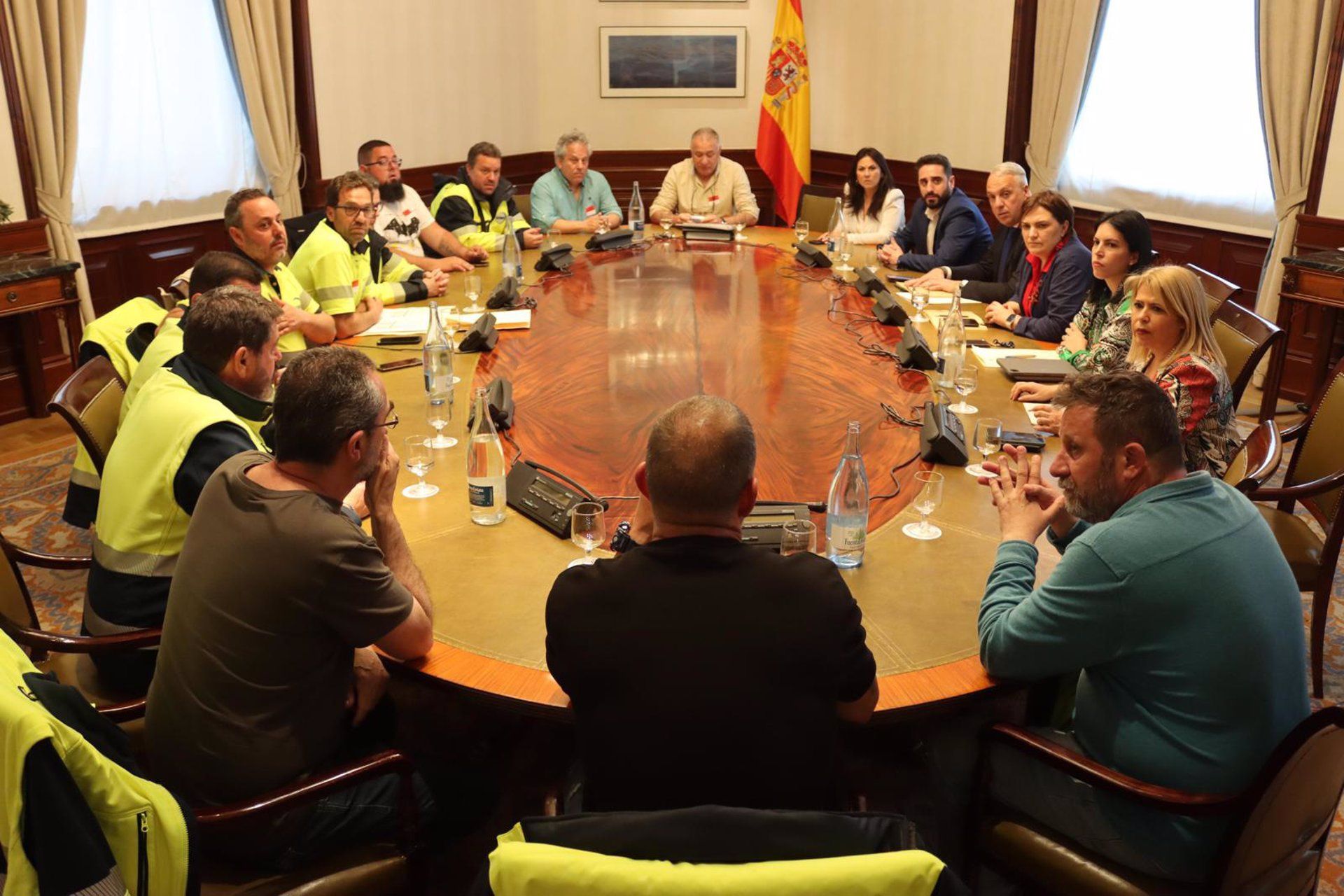 Reunión de diputados del PSOE con miembros del comité de huelga de Acerinox. - PSOE CÁDIZ.