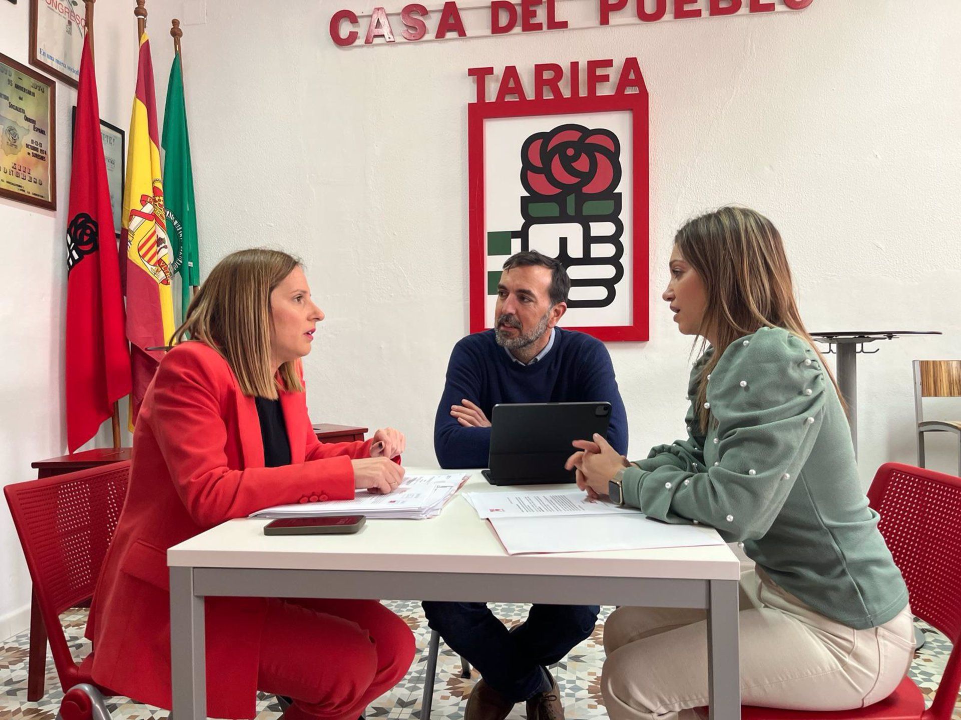 Ana Carrera con los representantes municipales del PSOE de Tarifa.
