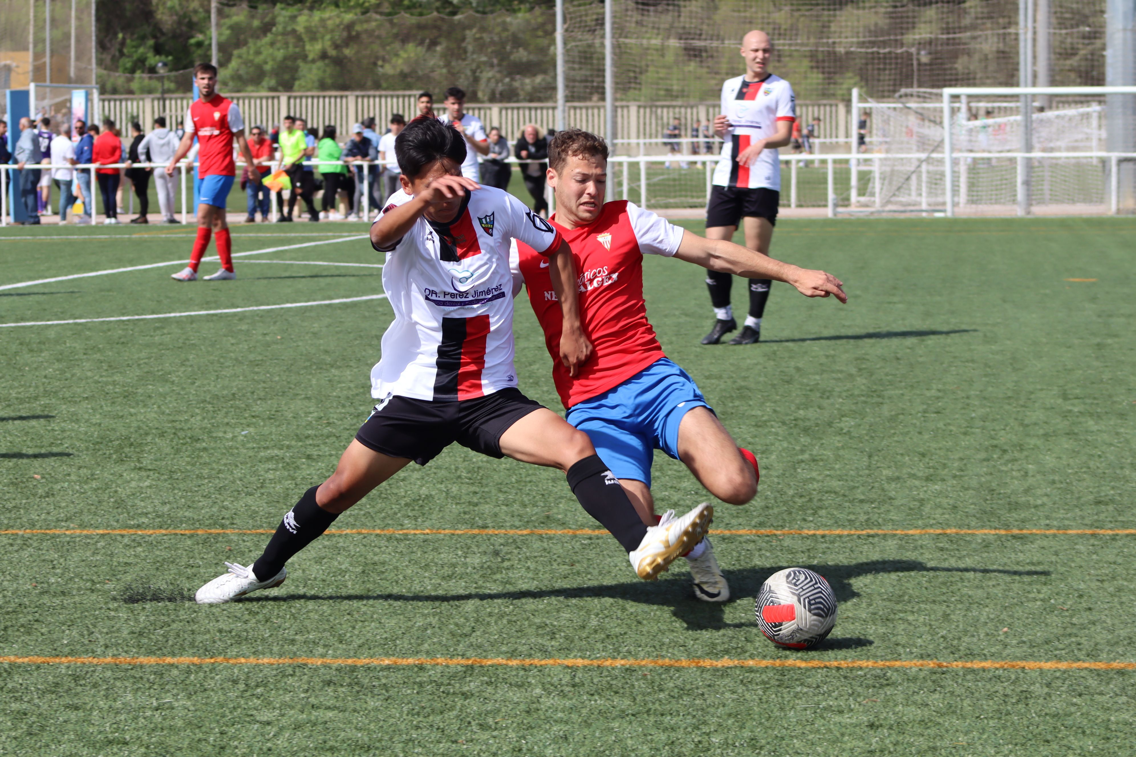 El albirrojo Chad Feingold pugna con Tsuyoshi Kukita, de la UD Roteña, en el partido de este domingo/Foto: AXEL S.C.