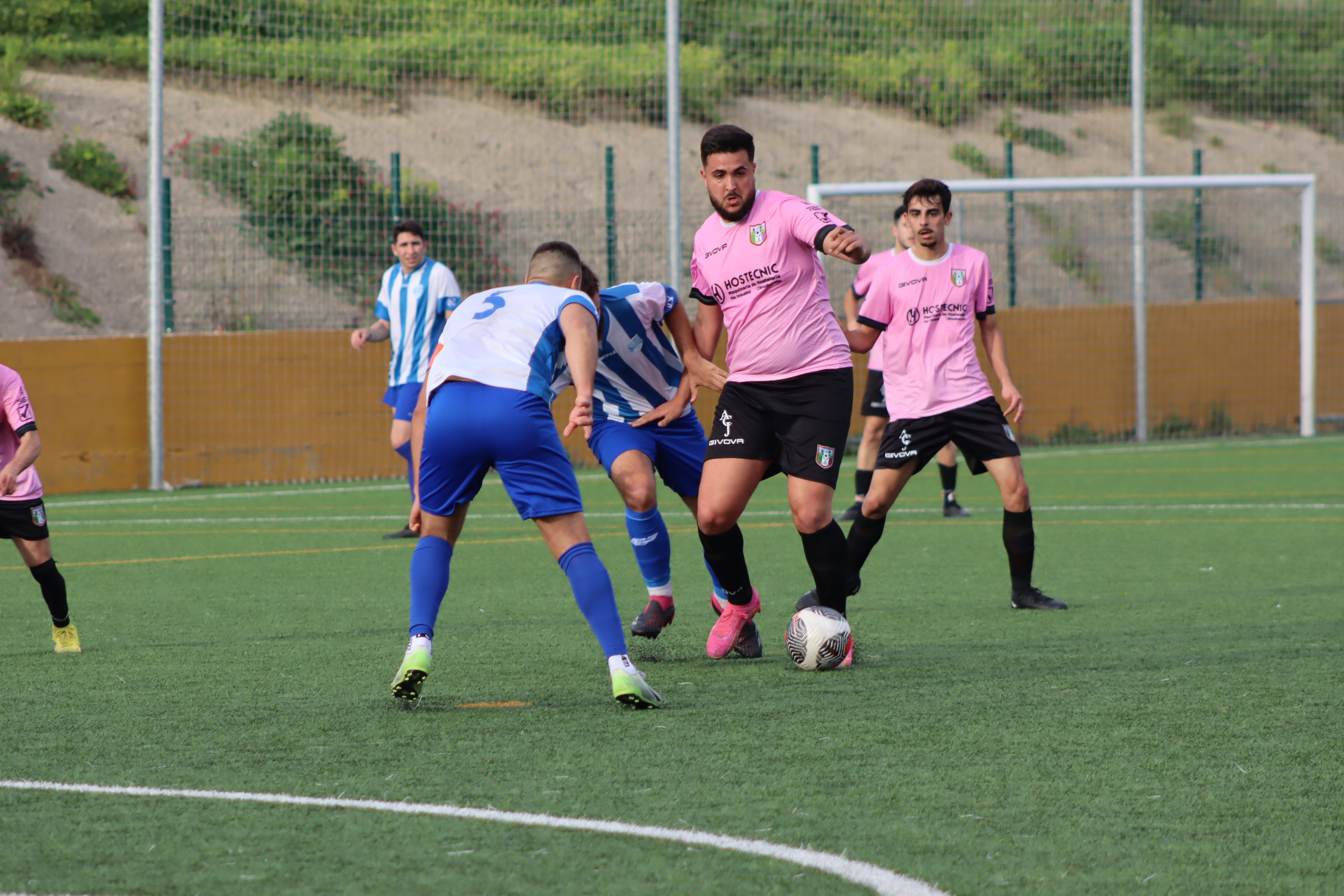 Juan Antonio Rojas, con el balón, ha sido sancionado con cuatro partidos/Foto: AXEL S.C.