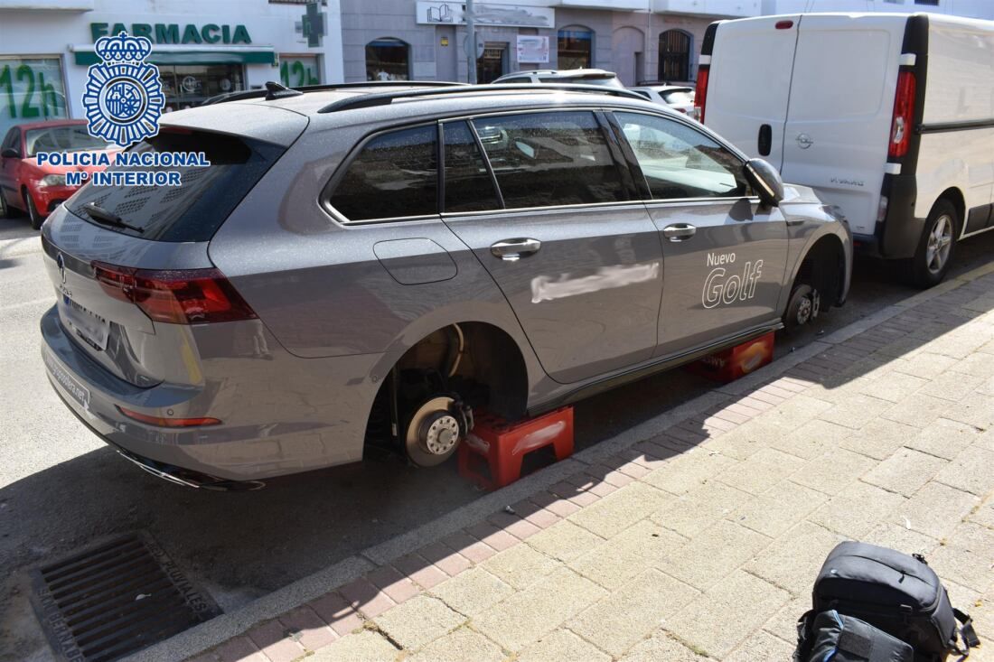 Estado en el que quedó uno de los coches tras el robo de las ruedas y llantas - CNP