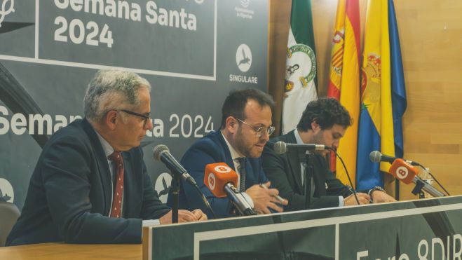 Francis Mena, director de 8Directo, presenta el Foro junto a Jacinto Muñoz, primer teniente de alcalde del Ayuntamiento de Algeciras, y Manu Gil, periodista y moderador.