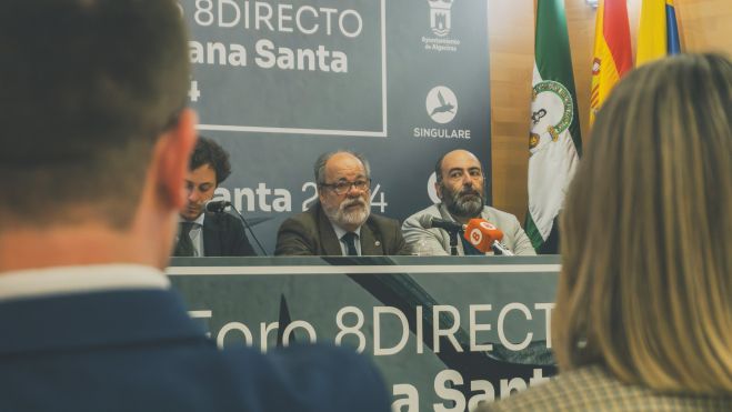 El público atiende al coloquio de hermandades y cofradías. | Foto: J.M. Galindo 