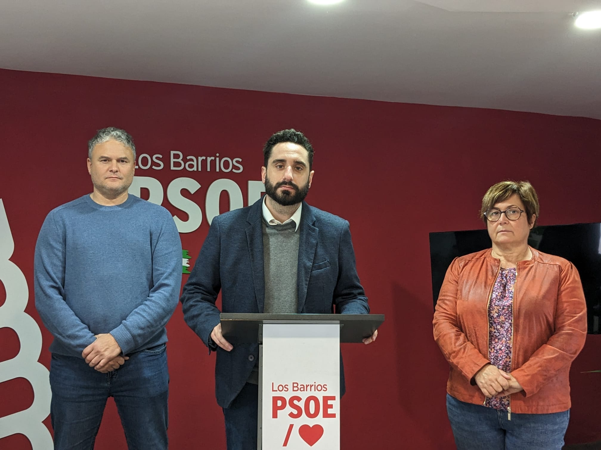 El secretario general del PSOE de Los Barrios, Daniel Perea, junto a otros concejales del grupo municipal, en la rueda de prensa.