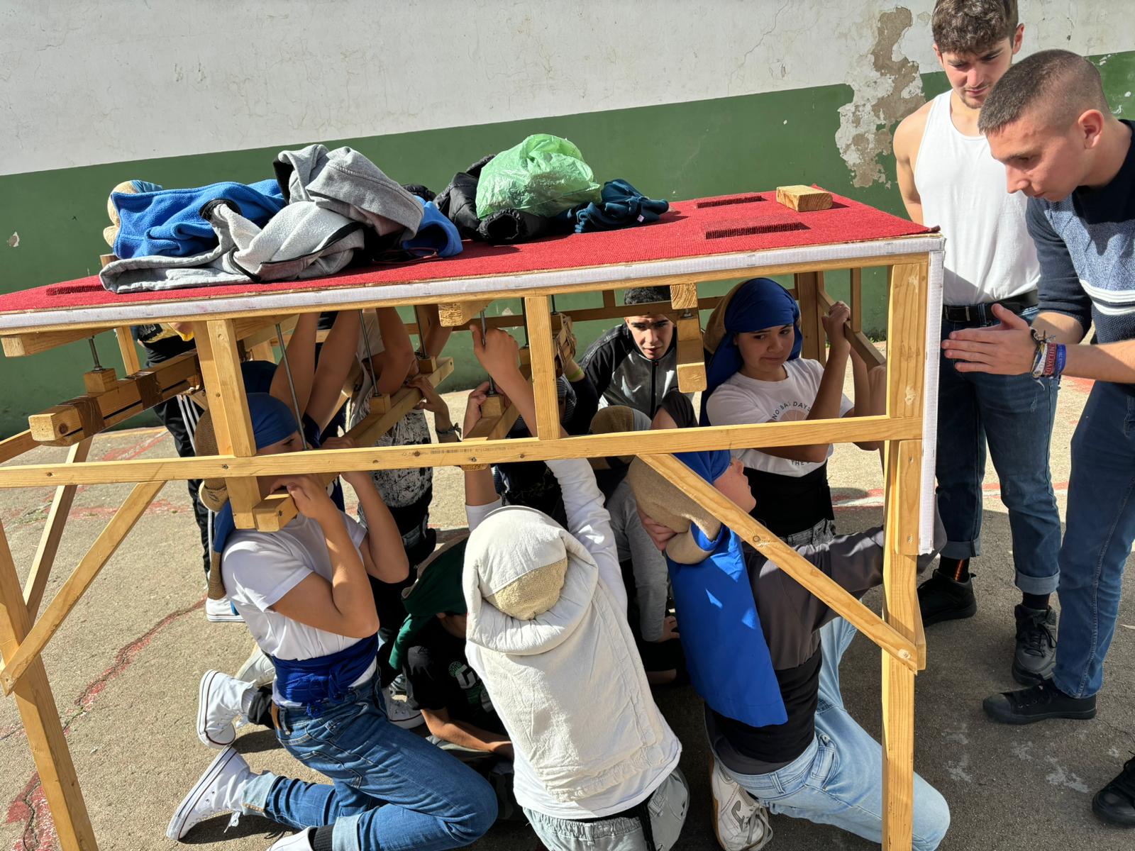 Ensayos de la cuadrilla de aprendices de costaleros, en el patio del Corpus Christi. Foto: 8Directo.