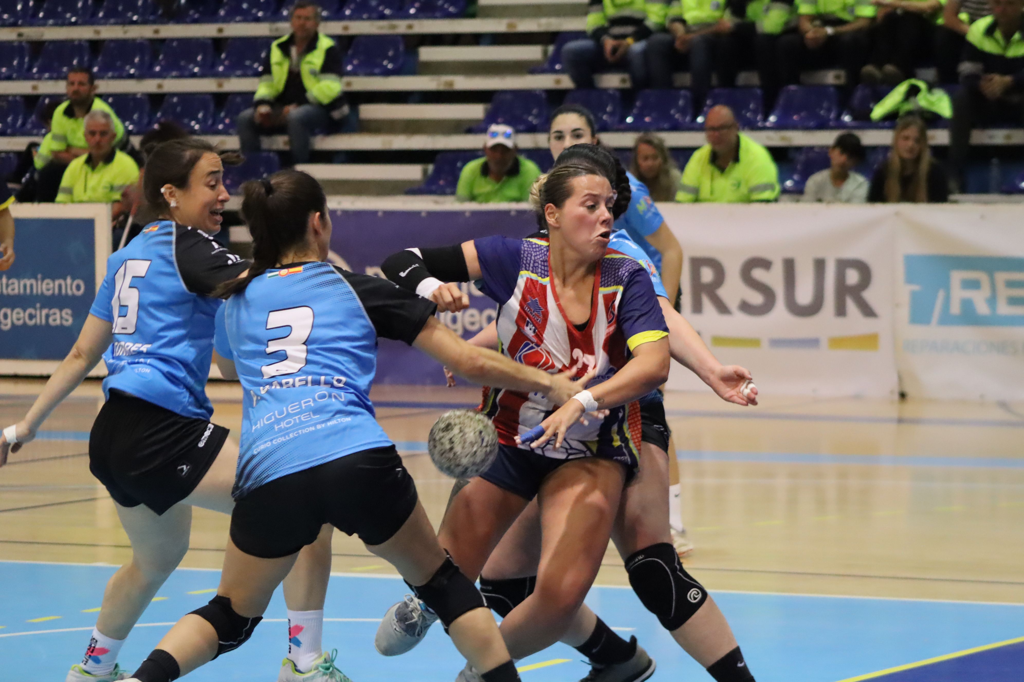 Marina Sánchez Dueñas, frenada por dos jugadoras del BM San Francisco de Asís Mijas/Foto: AXEL S.C.