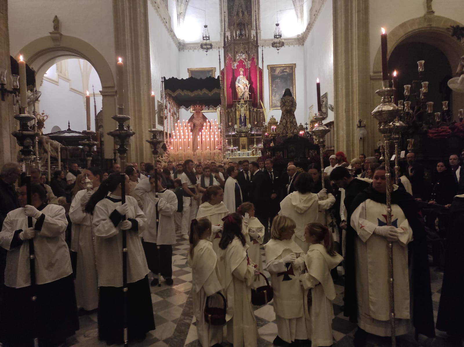 La Borriquita de Tarifa tiene que resguardarse en San Mateo, donde se queda por la lluvia el Medinaceli y la Esperanza. Foto: Ayuntamiento de Tarifa. 