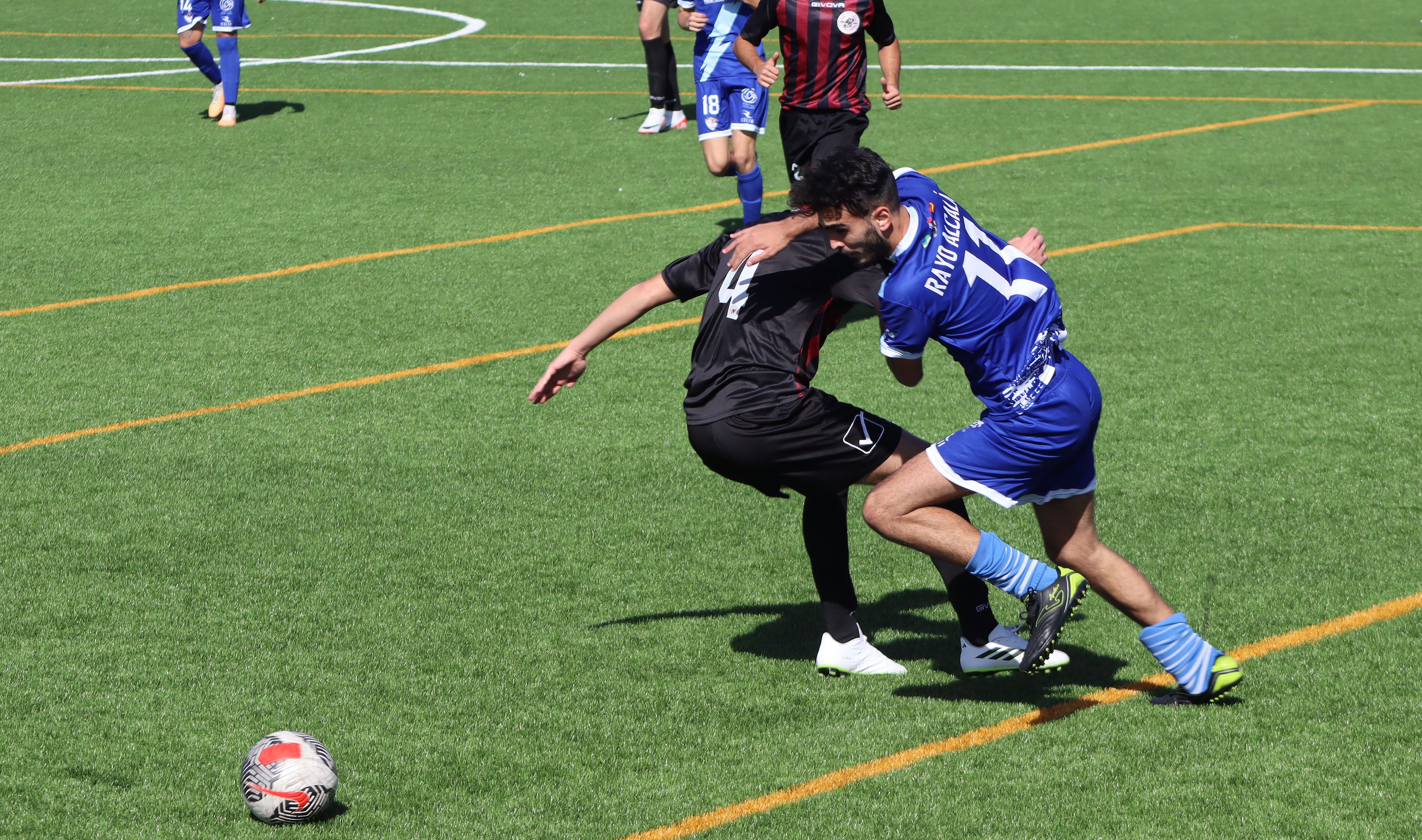 Jesús Fabián (4) trata de evitar la carrera de un jugador de un jugador del Rayo Alcalá