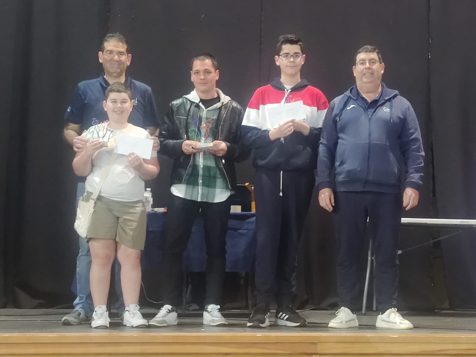 El ajedrecista algecireño Adrian Tirado Sánchez, con camisa de cuadros verde, gana el III Open Sub 1.800 FIDE de Conil