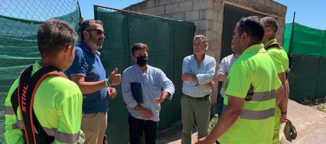 Pizarro, con el alcalde de San Martín del Tesorillo (Foto: Europa Press).