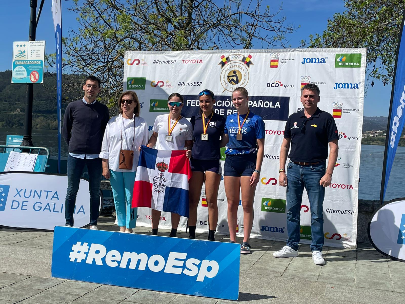La linense Esther Fuerte, de azul, en el podio skuff juvenil del Open de Primavera en Ourense