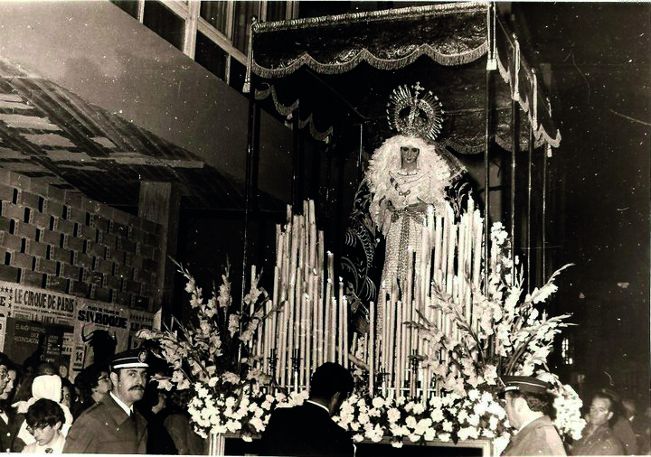 Penas y Dolores, donde empezó todo. En esta imagen, Virgen de los Dolores, en los 80. | Foto: Manolo Pérez (cedida por La Línea  Cofrade).