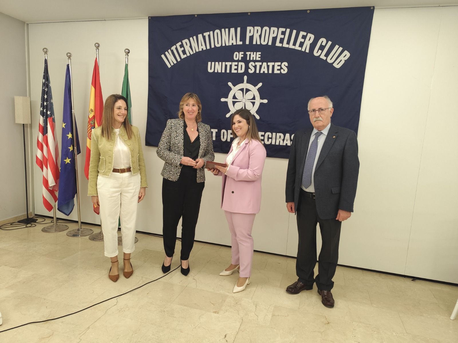 Noelia Rivas Mena, Premio Propeller por su trabajo en el Máster de Logística y Gestión Portuaria. 