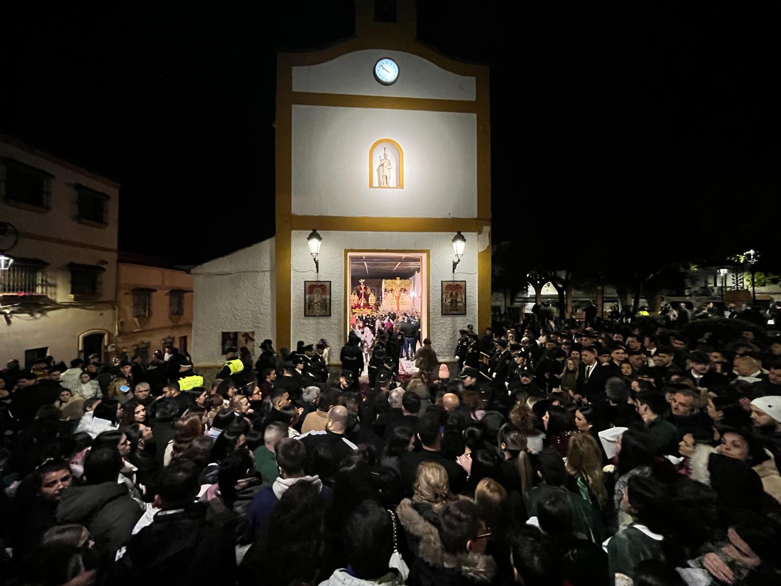 La lluvia desborda el fervor por el Medinaceli. La plazoleta, llena de fieles que esperan para entrar a ver a los titulares. Foto: Francis Mena/8Directo. 