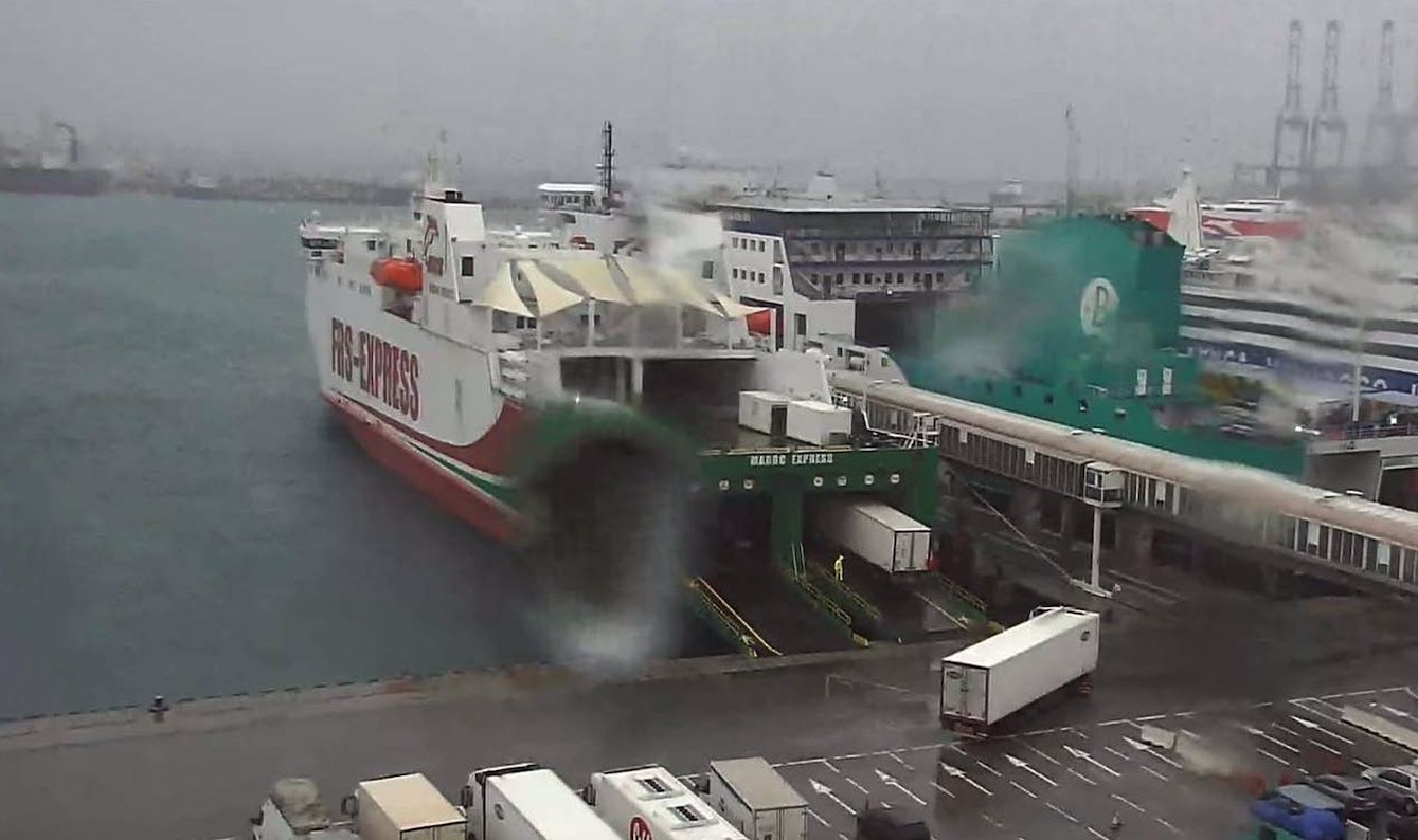 El temporal de viento provoca cancelaciones y retrasos en los ferris del Estrecho desde Algeciras y Tarifa. 