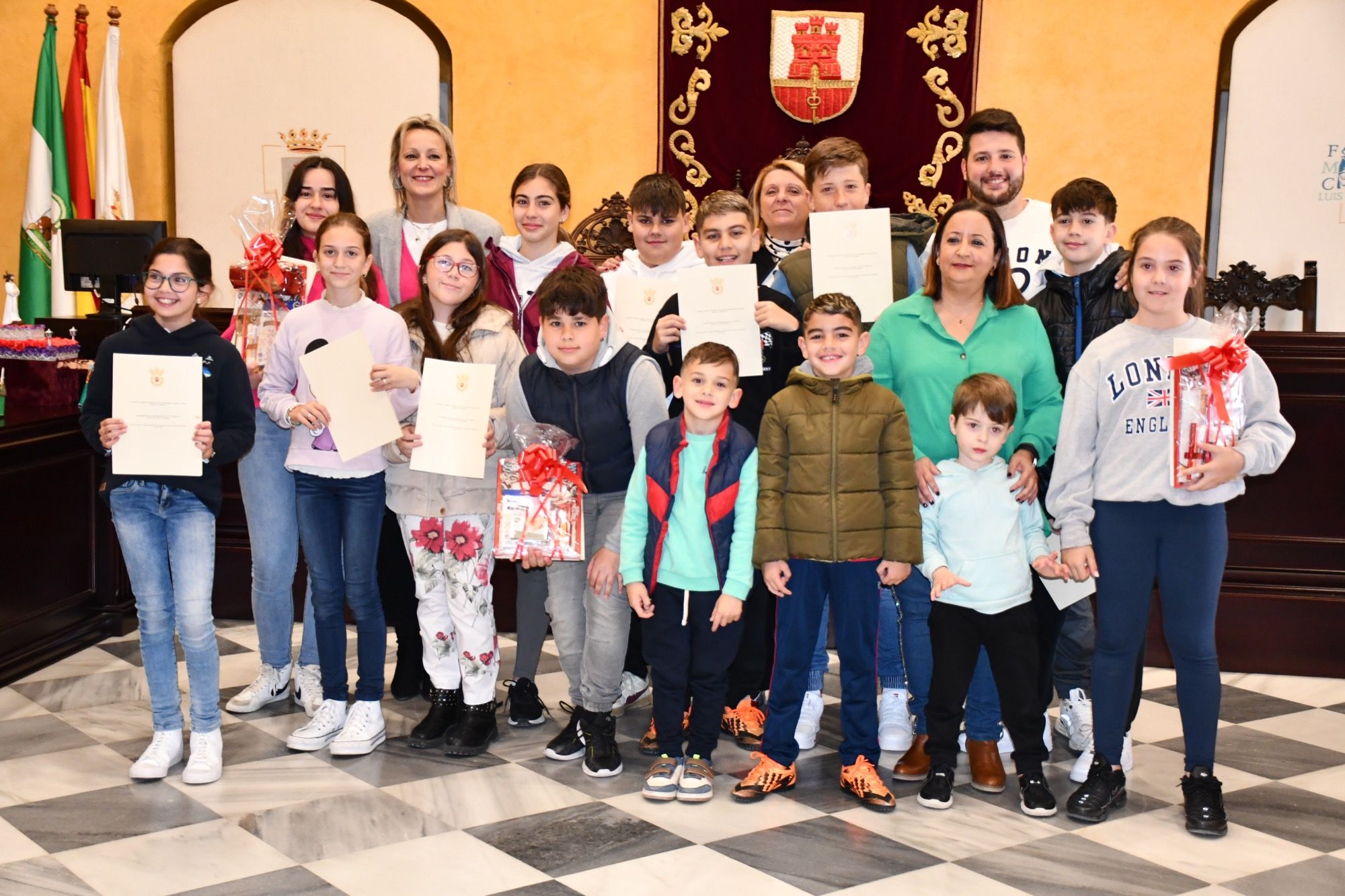 Lola Córdoba, primer premio del concurso de tronos en miniatura de San Roque