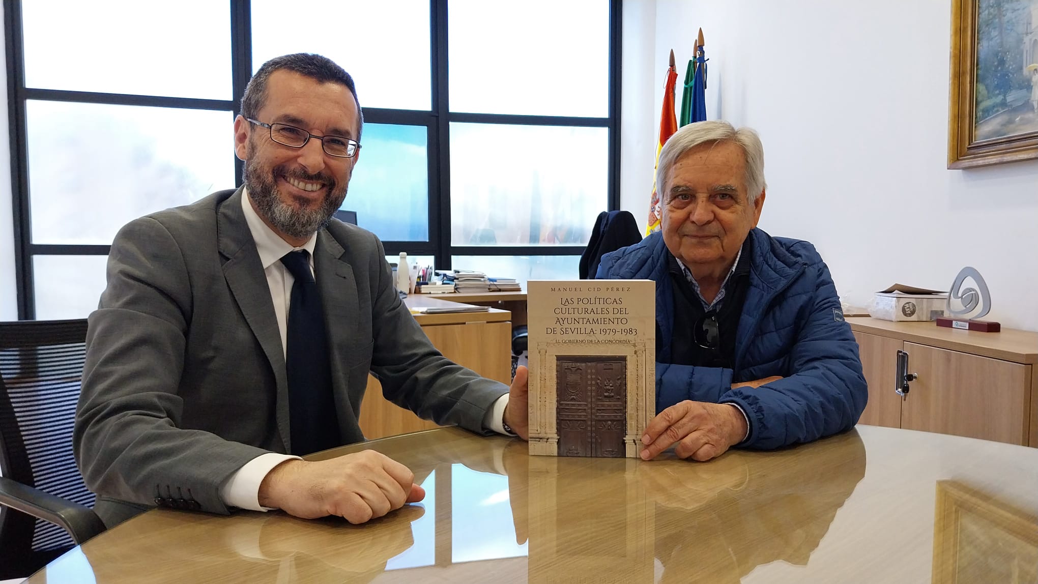 Franco recibe al linense Manuel Cid, autor de un libro sobre las políticas culturales de Sevilla desde 1979 a 1983.