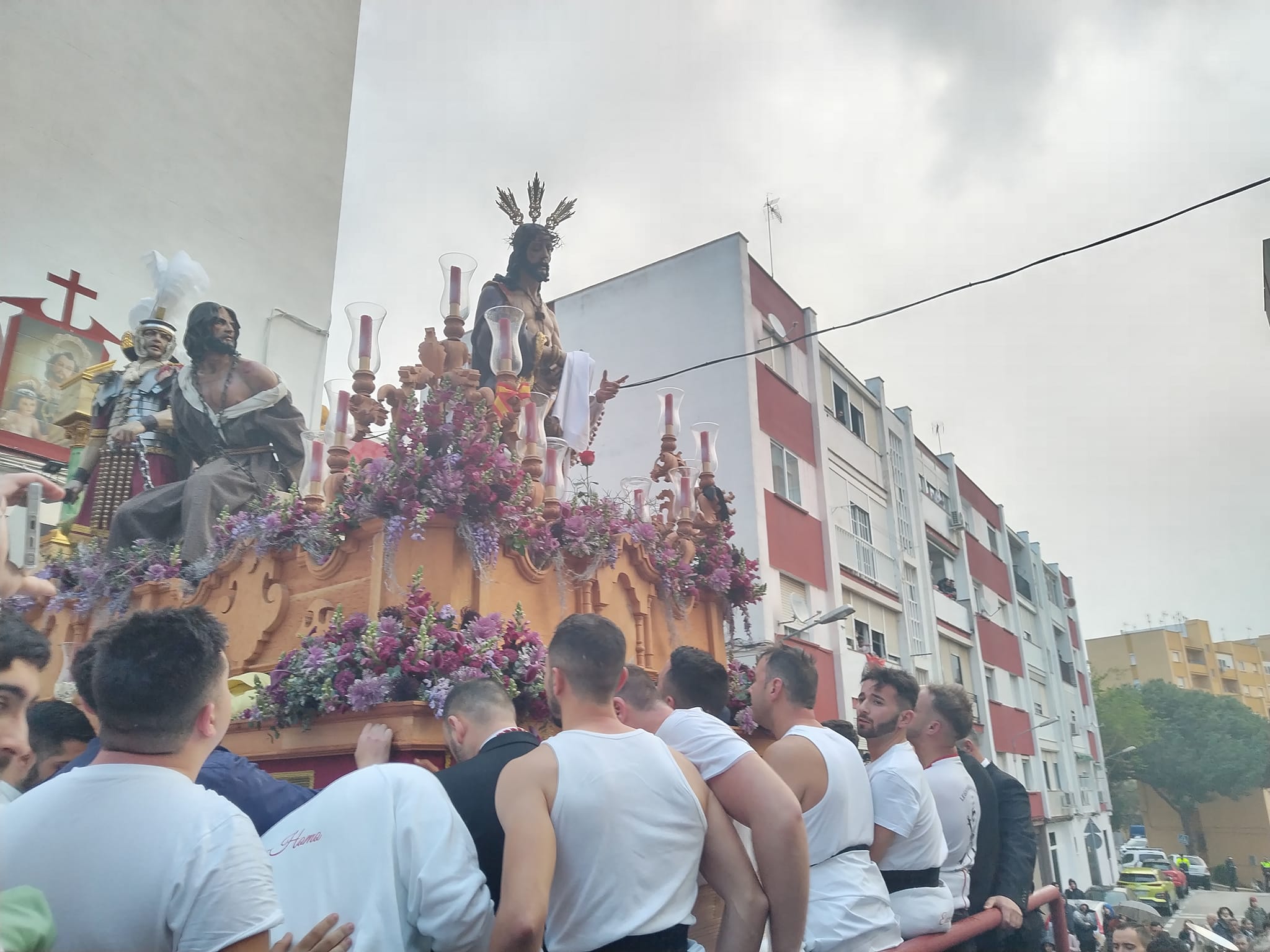 La cuadrilla de costaleros, junto al Ecce Homo, a la vuelta a su templo. Foto: M.A.B/8Directo