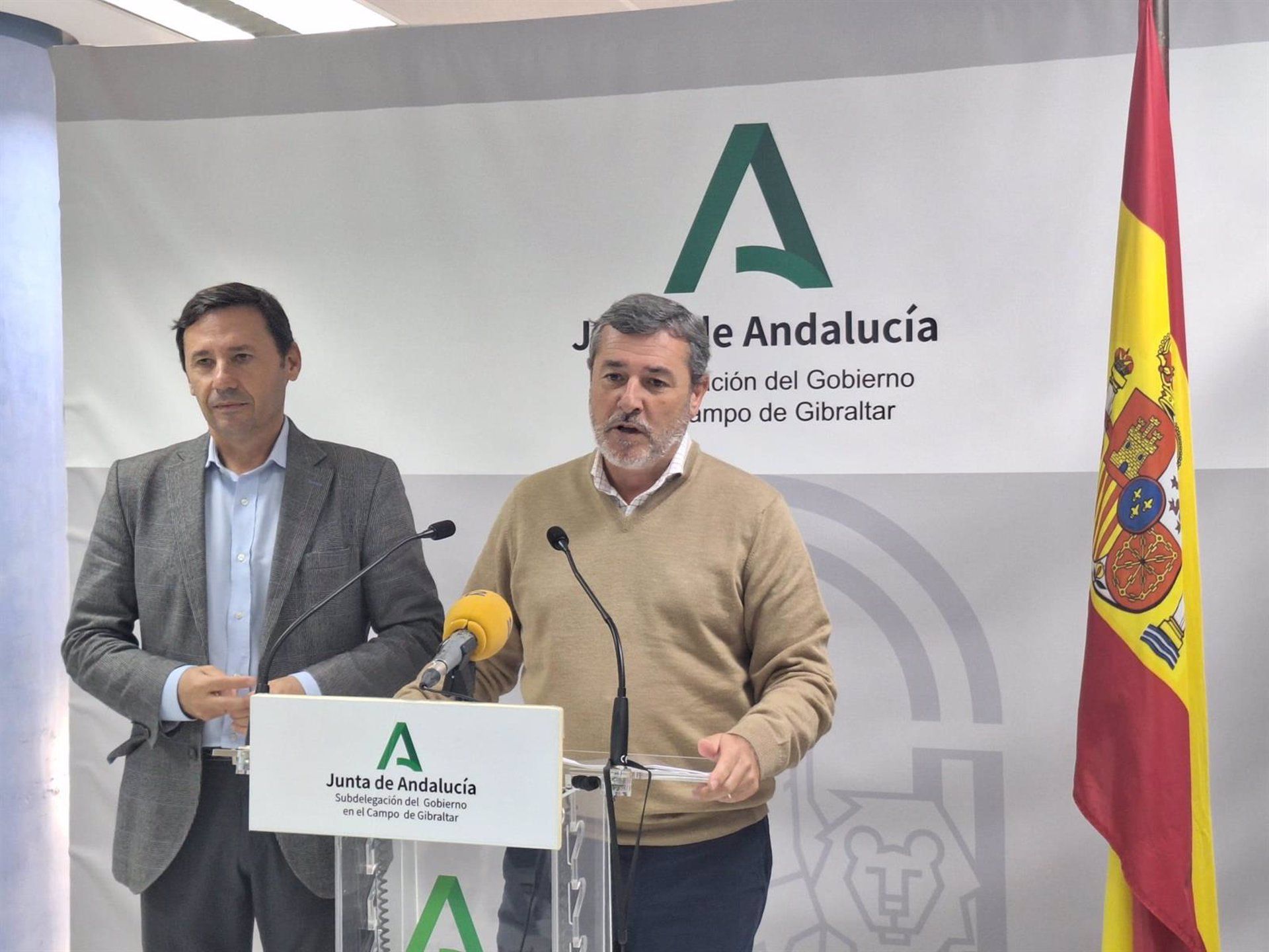 El subdelegado de la Junta de Andalucía en el Campo de Gibraltar, Javier Rodríguez Ros, y el delegado territorial de Inclusión Social, Juventud, Familia e Igualdad, Alfonso Candón.